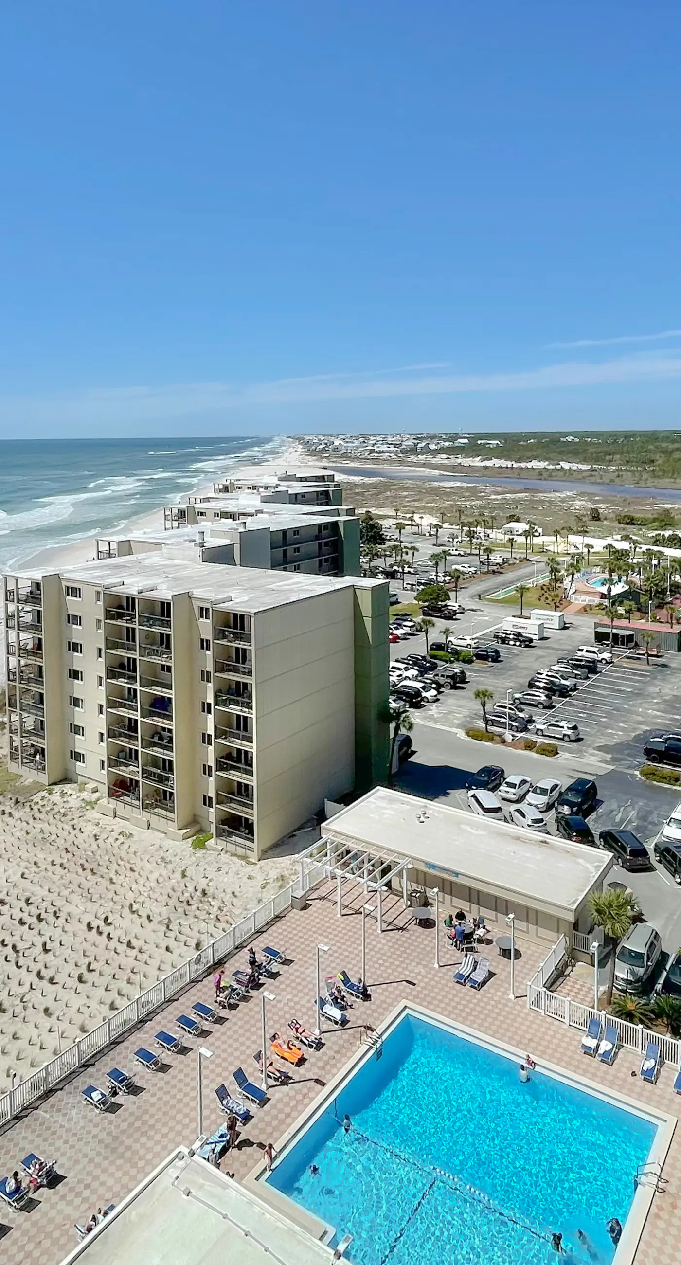 Penthouse condo with gorgeous views, fast WiFi, pools & gym