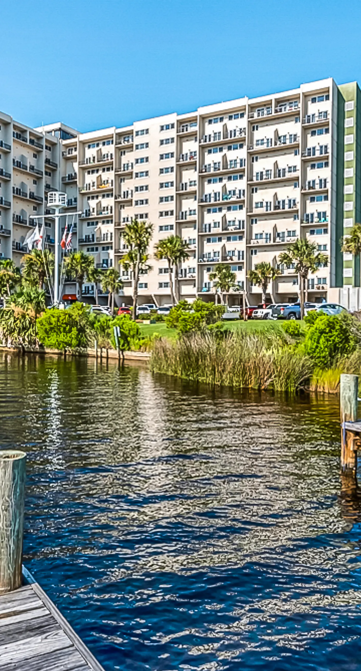 Penthouse condo with gorgeous views, fast WiFi, pools & gym