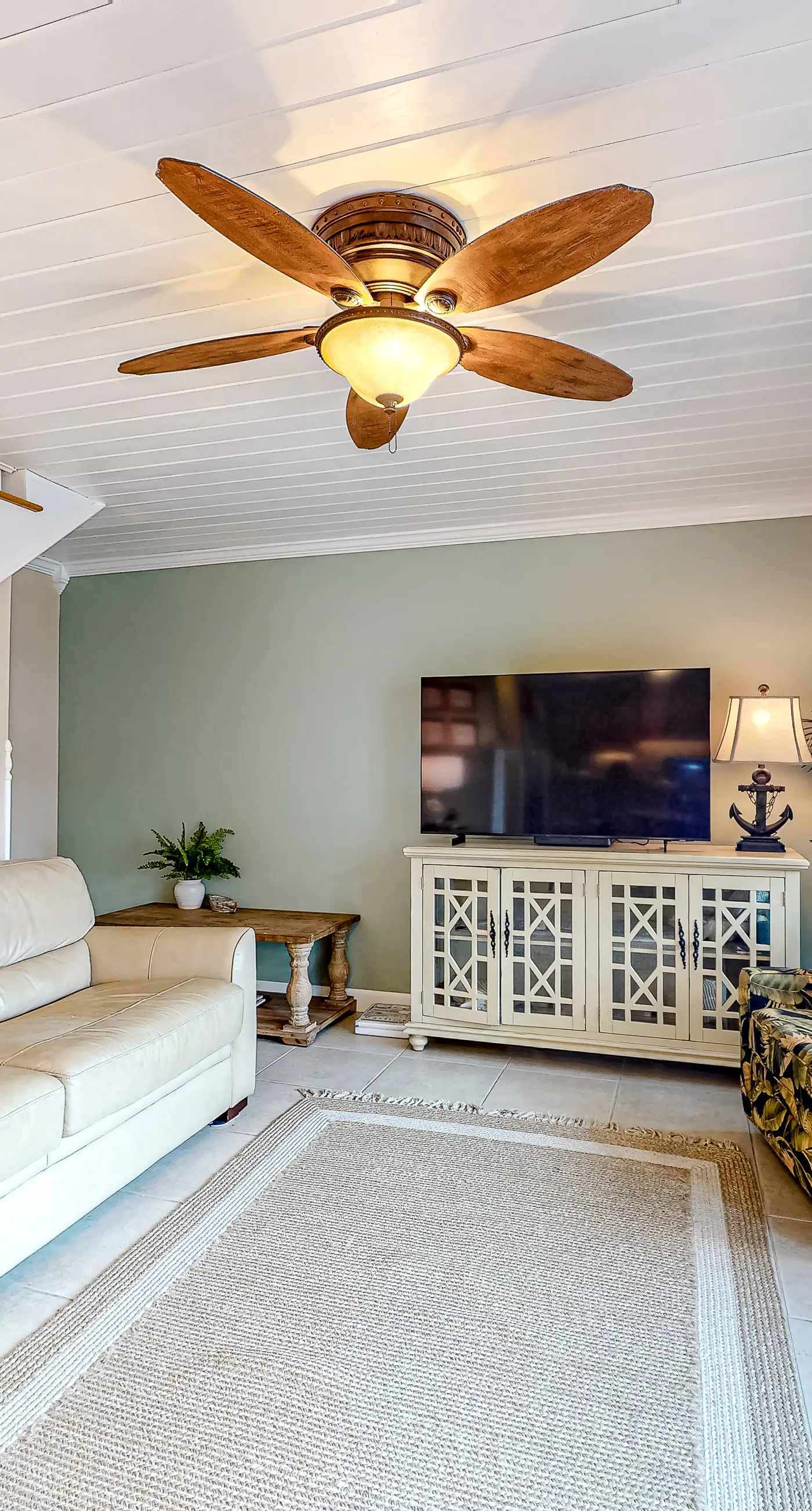 Penthouse condo with gorgeous views, fast WiFi, pools & gym