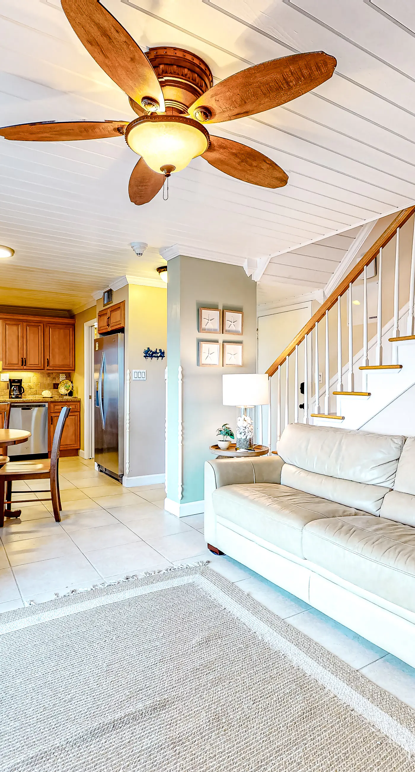 Penthouse condo with gorgeous views, fast WiFi, pools & gym