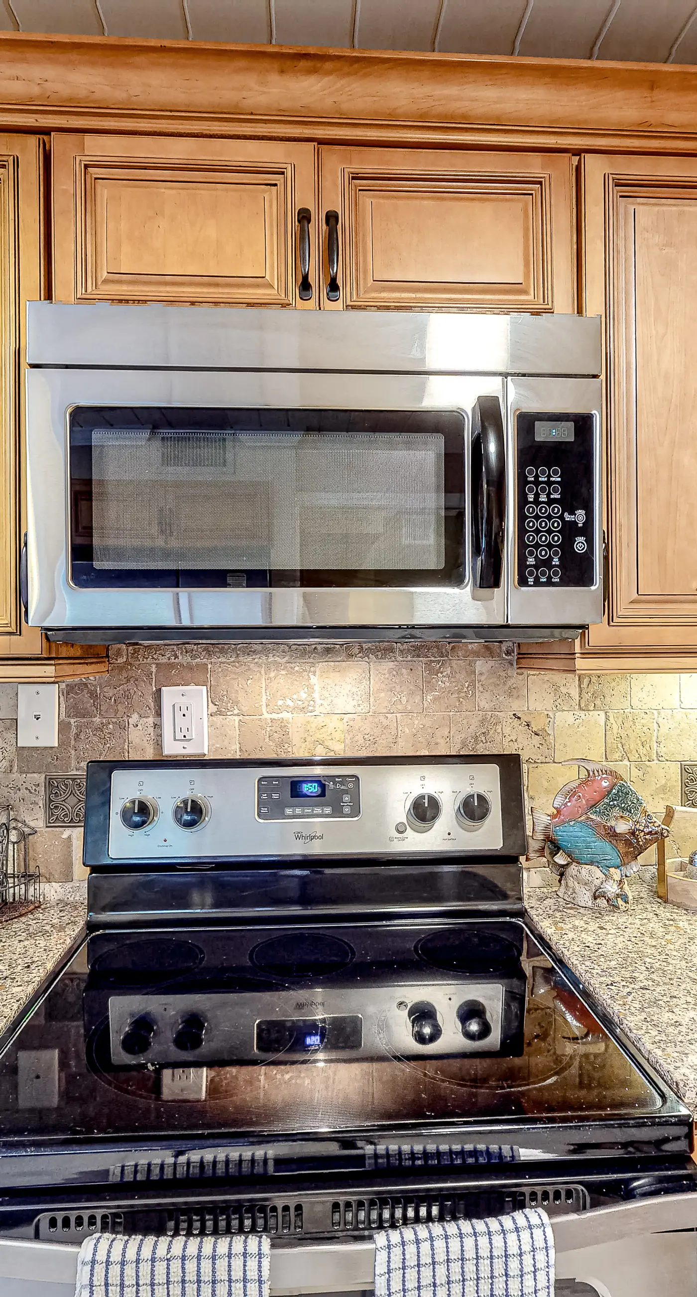 Penthouse condo with gorgeous views, fast WiFi, pools & gym