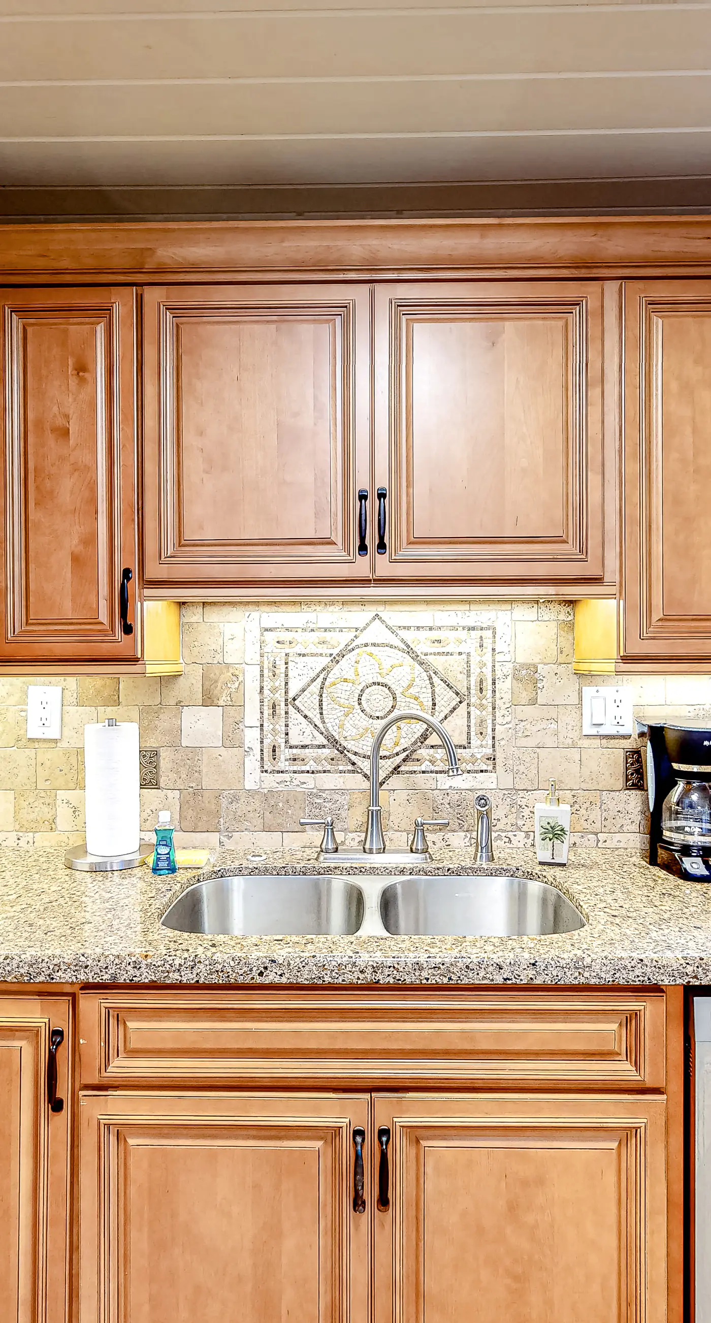 Penthouse condo with gorgeous views, fast WiFi, pools & gym