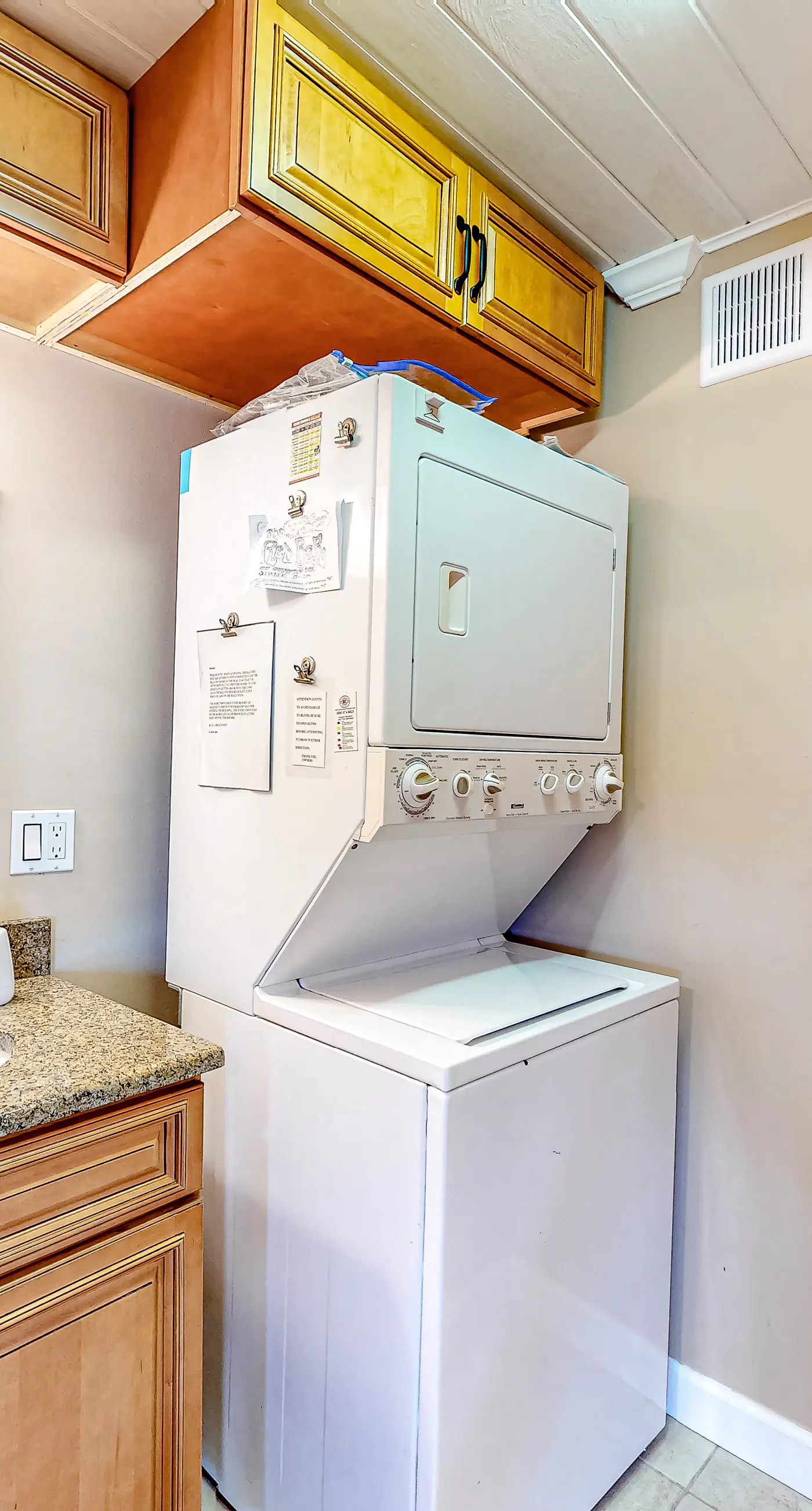 Penthouse condo with gorgeous views, fast WiFi, pools & gym