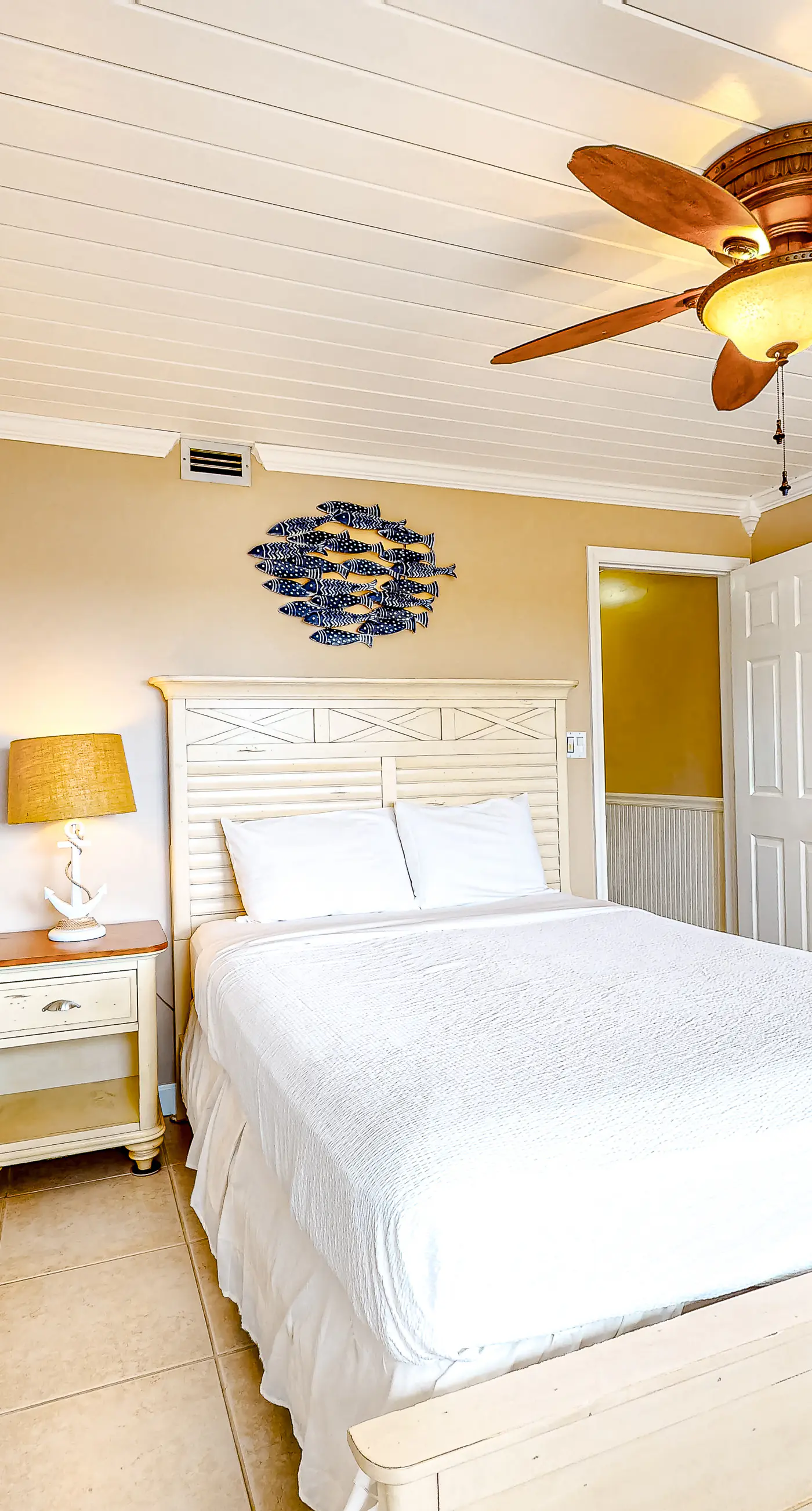 Penthouse condo with gorgeous views, fast WiFi, pools & gym