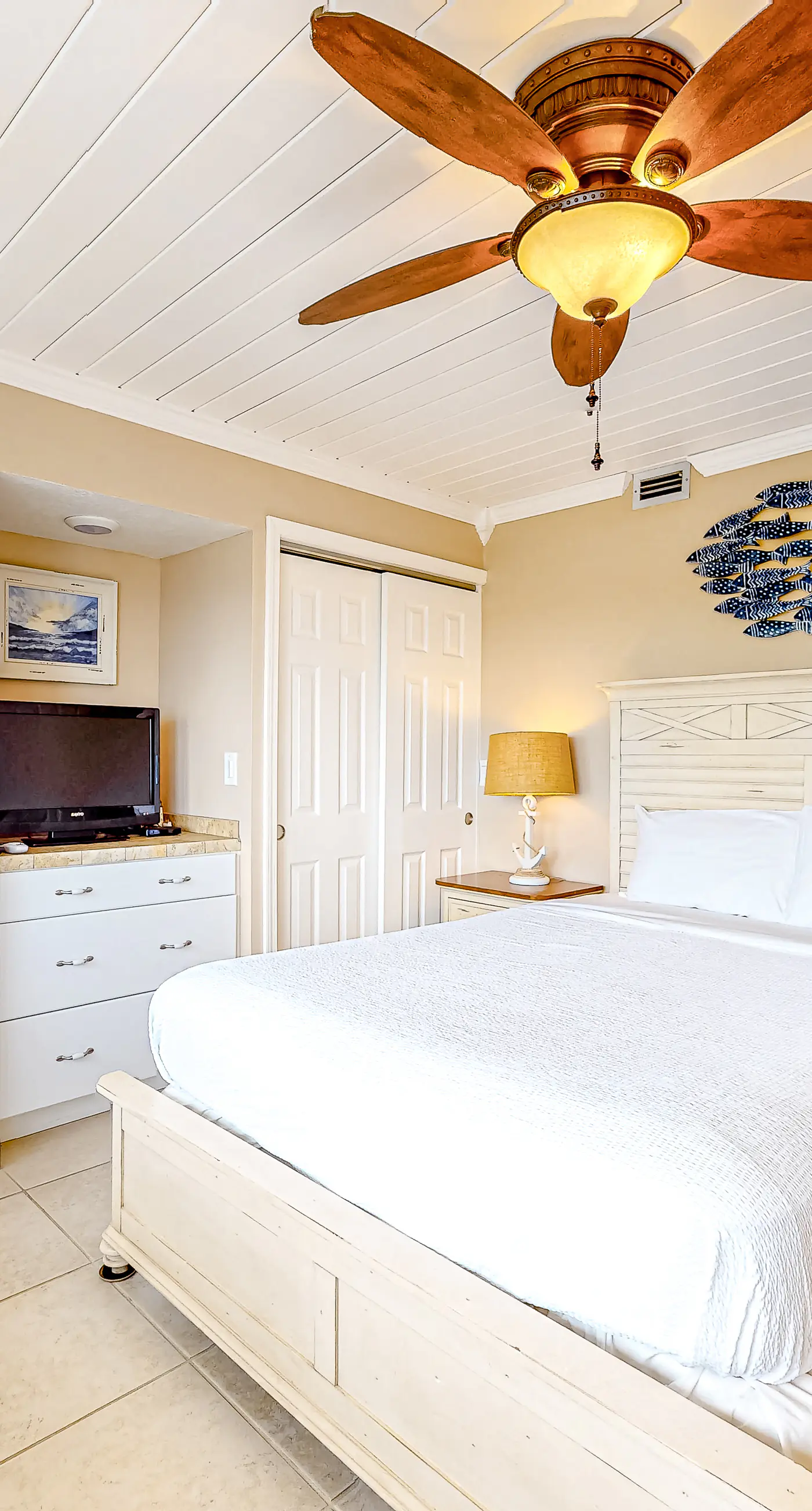 Penthouse condo with gorgeous views, fast WiFi, pools & gym