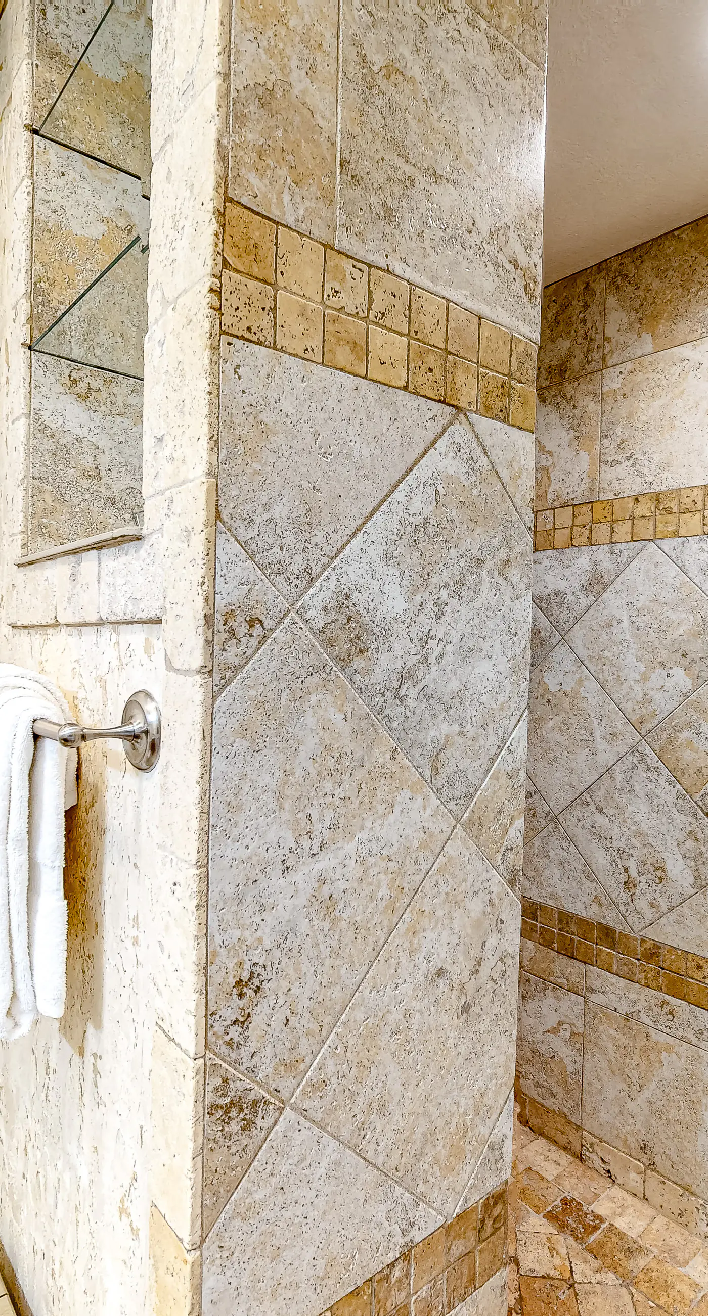 Penthouse condo with gorgeous views, fast WiFi, pools & gym