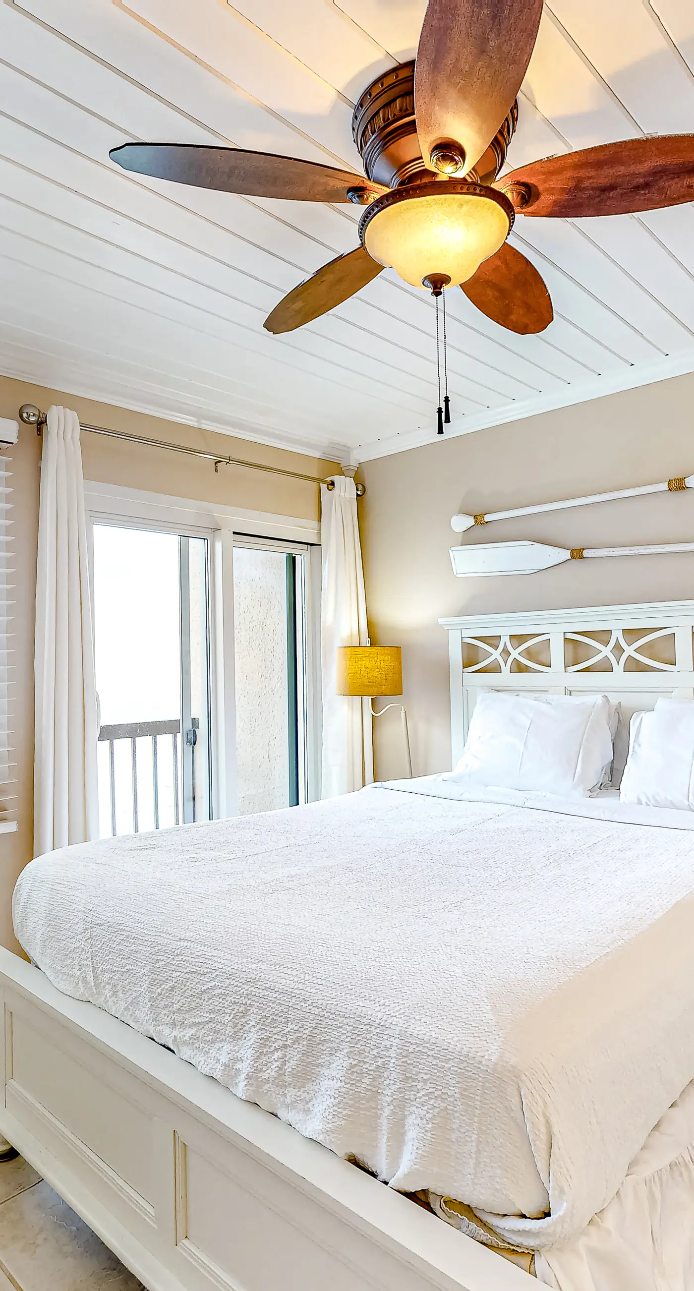 Penthouse condo with gorgeous views, fast WiFi, pools & gym