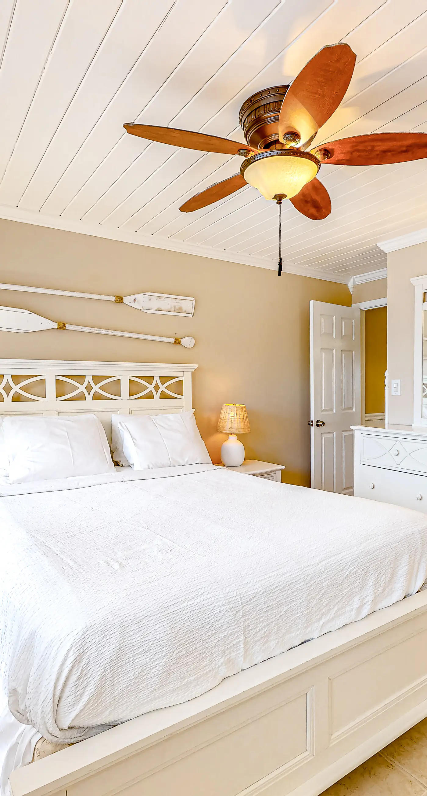 Penthouse condo with gorgeous views, fast WiFi, pools & gym