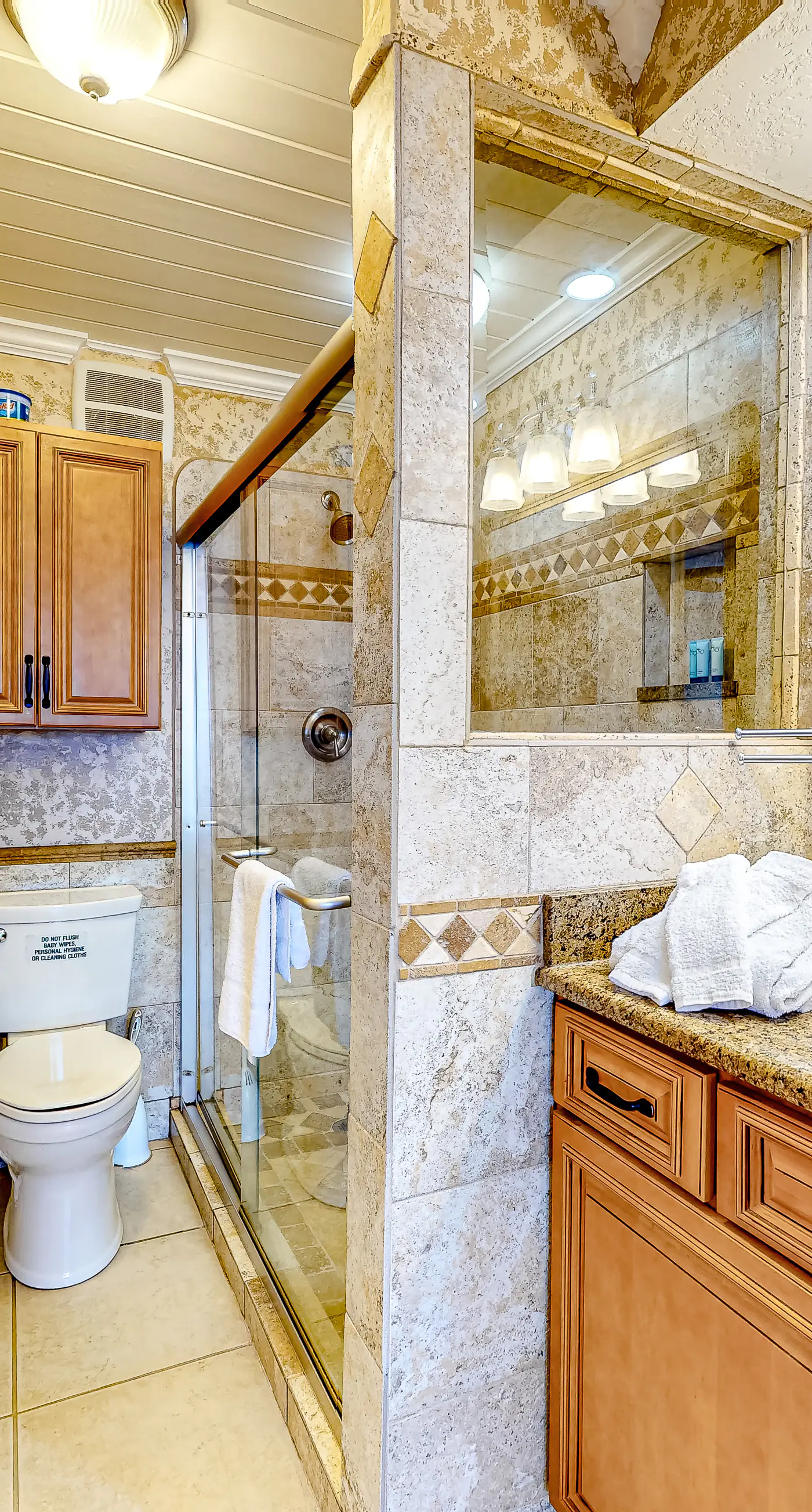 Penthouse condo with gorgeous views, fast WiFi, pools & gym