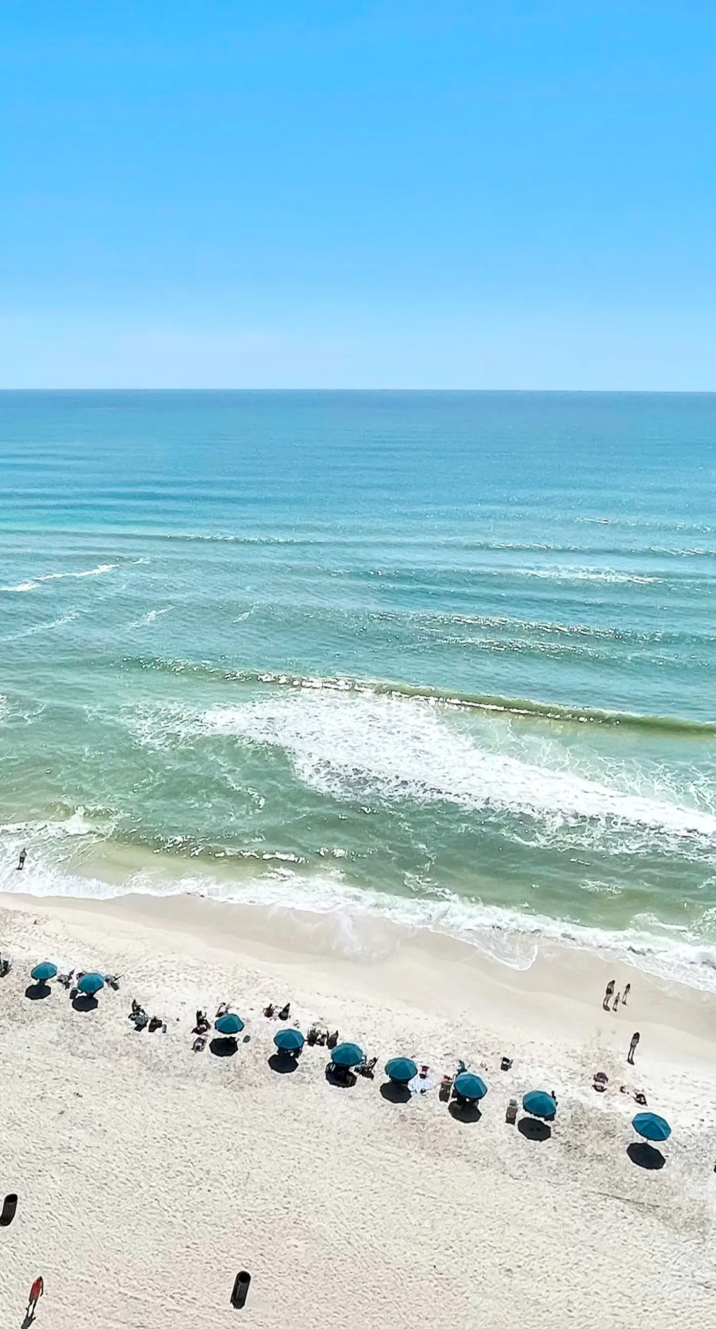 Penthouse condo with gorgeous views, fast WiFi, pools & gym