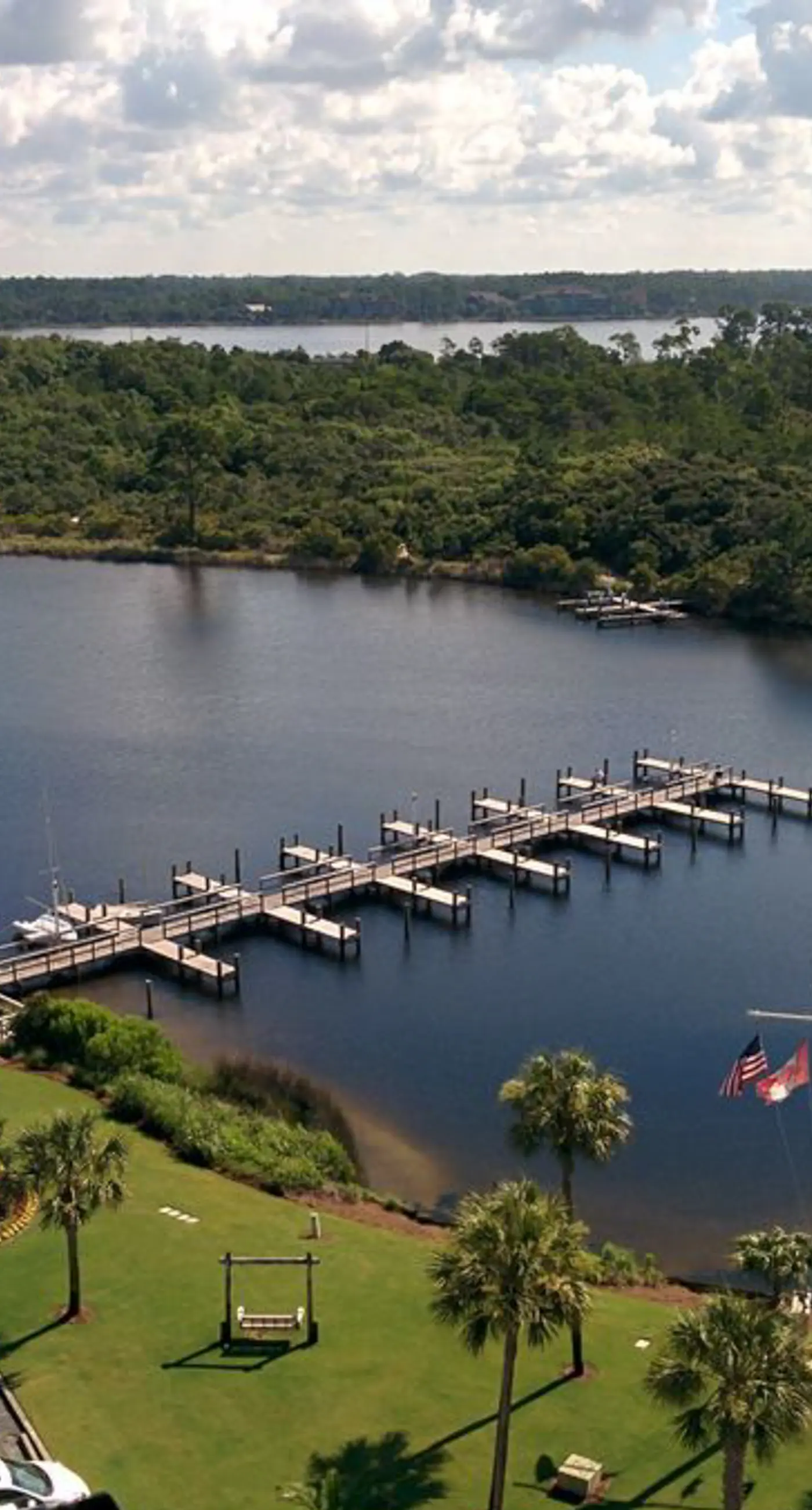 Penthouse condo with gorgeous views, fast WiFi, pools & gym