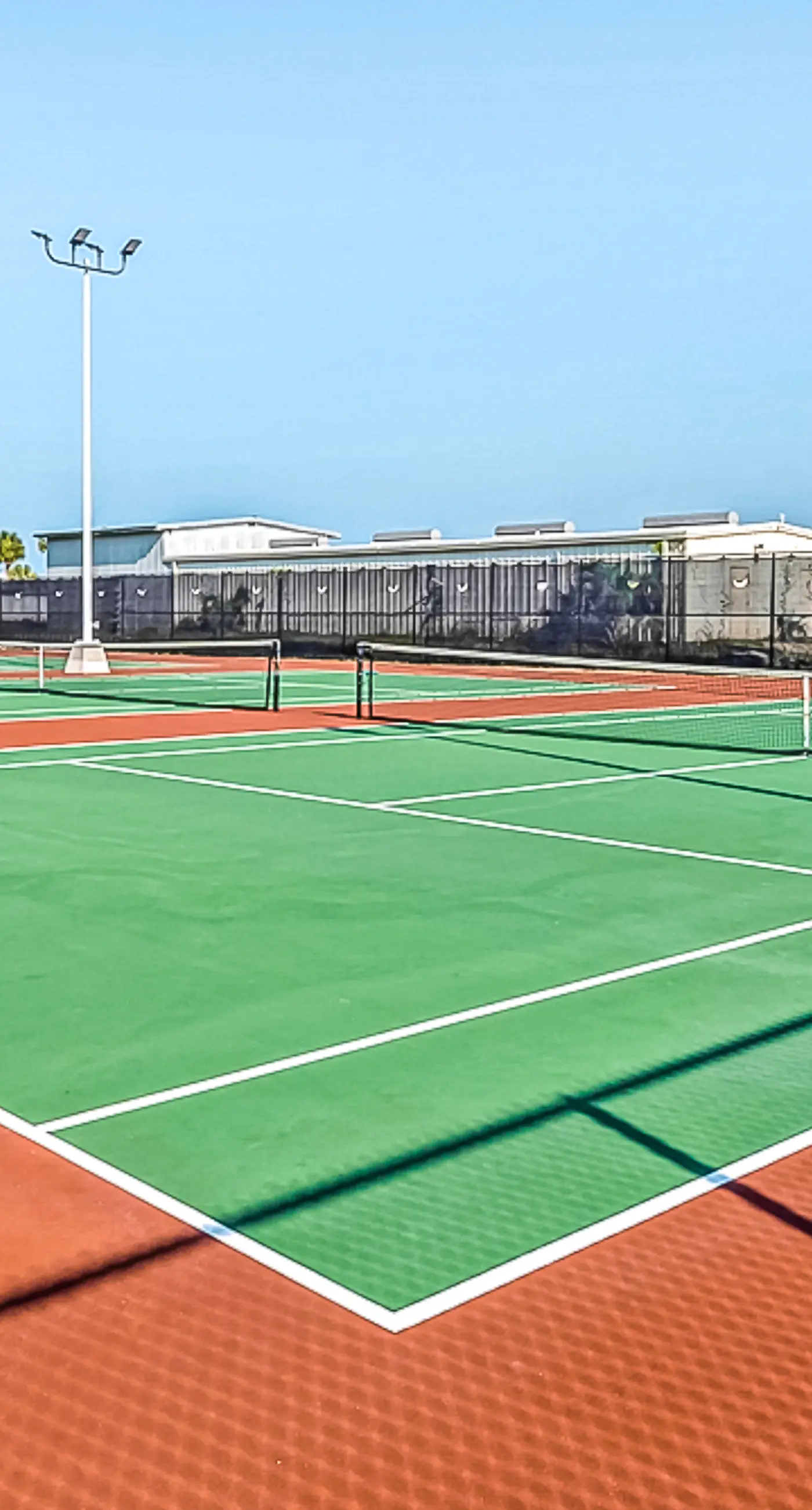 Penthouse condo with gorgeous views, fast WiFi, pools & gym