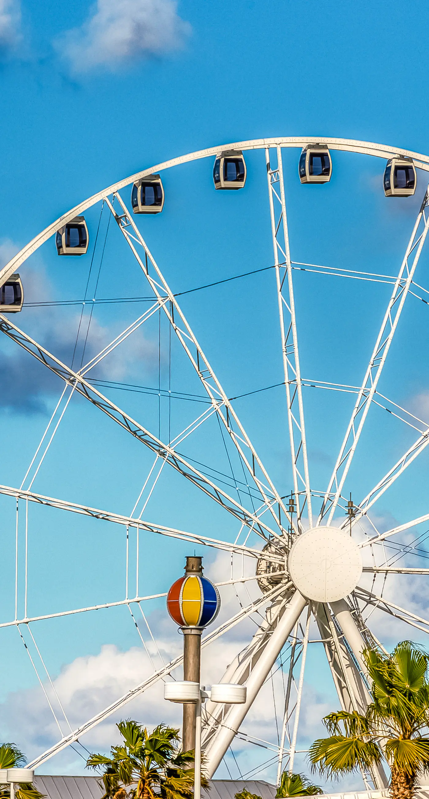 Penthouse condo with gorgeous views, fast WiFi, pools & gym