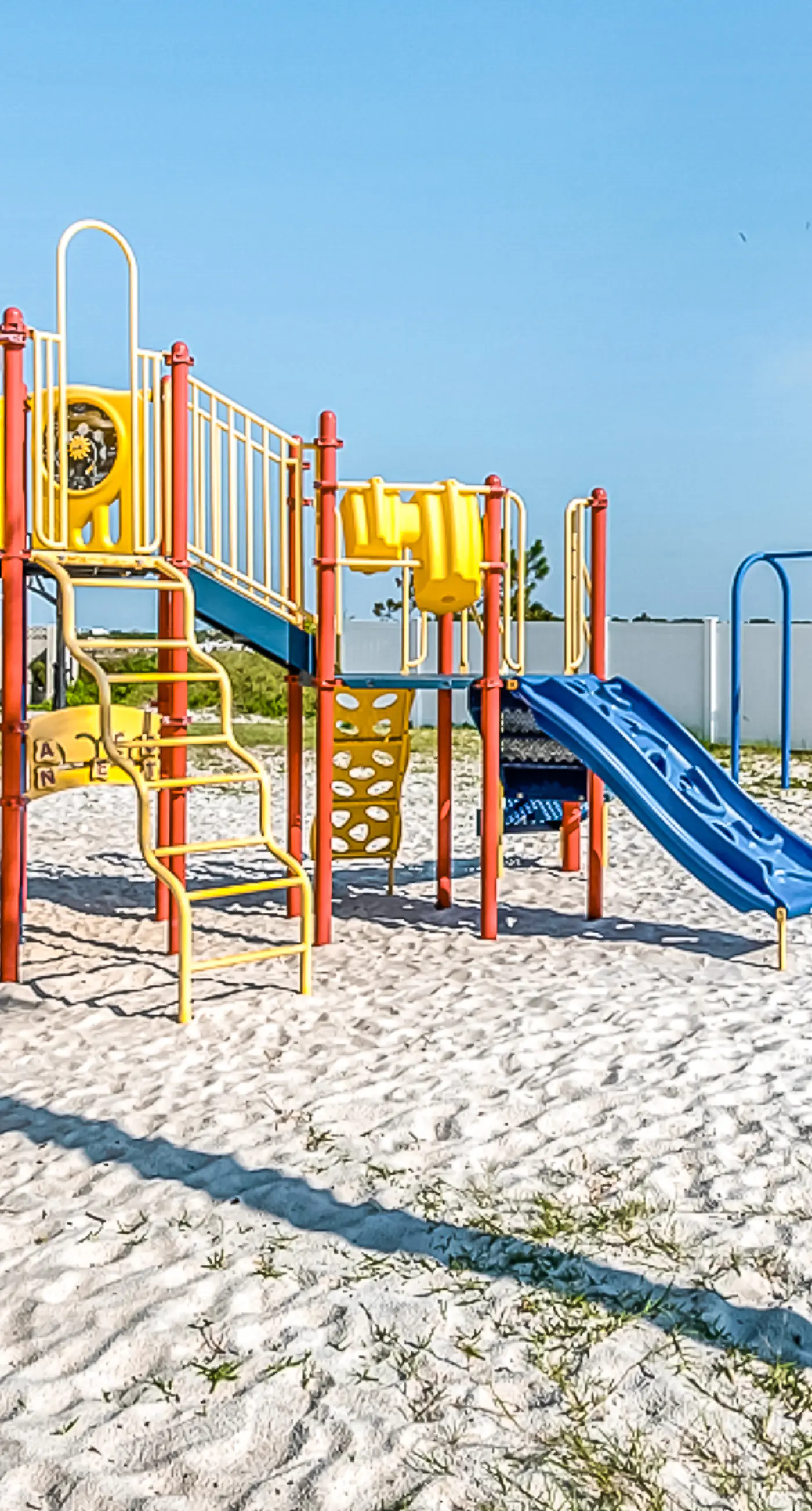 Penthouse condo with gorgeous views, fast WiFi, pools & gym