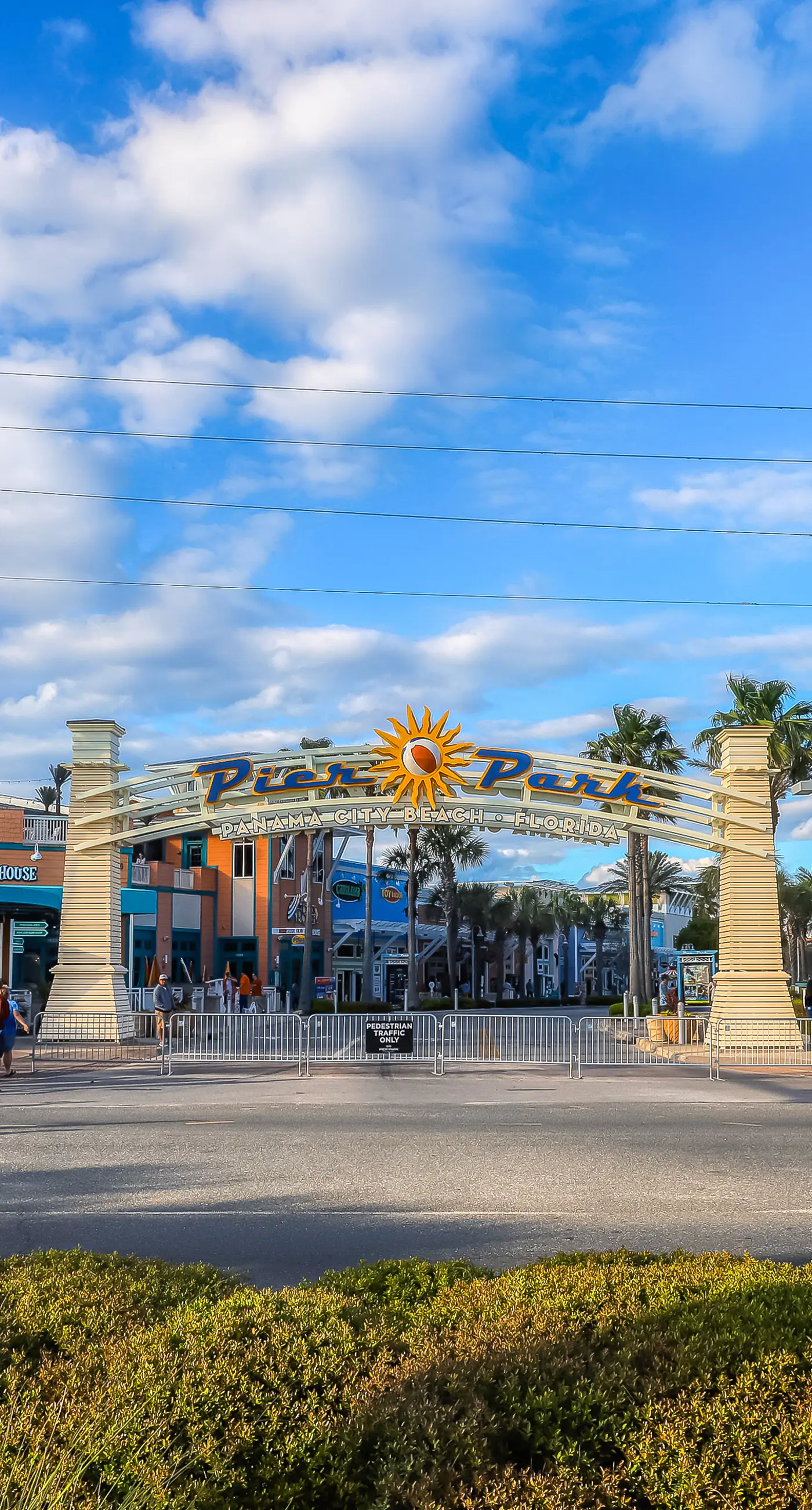 Penthouse condo with gorgeous views, fast WiFi, pools & gym