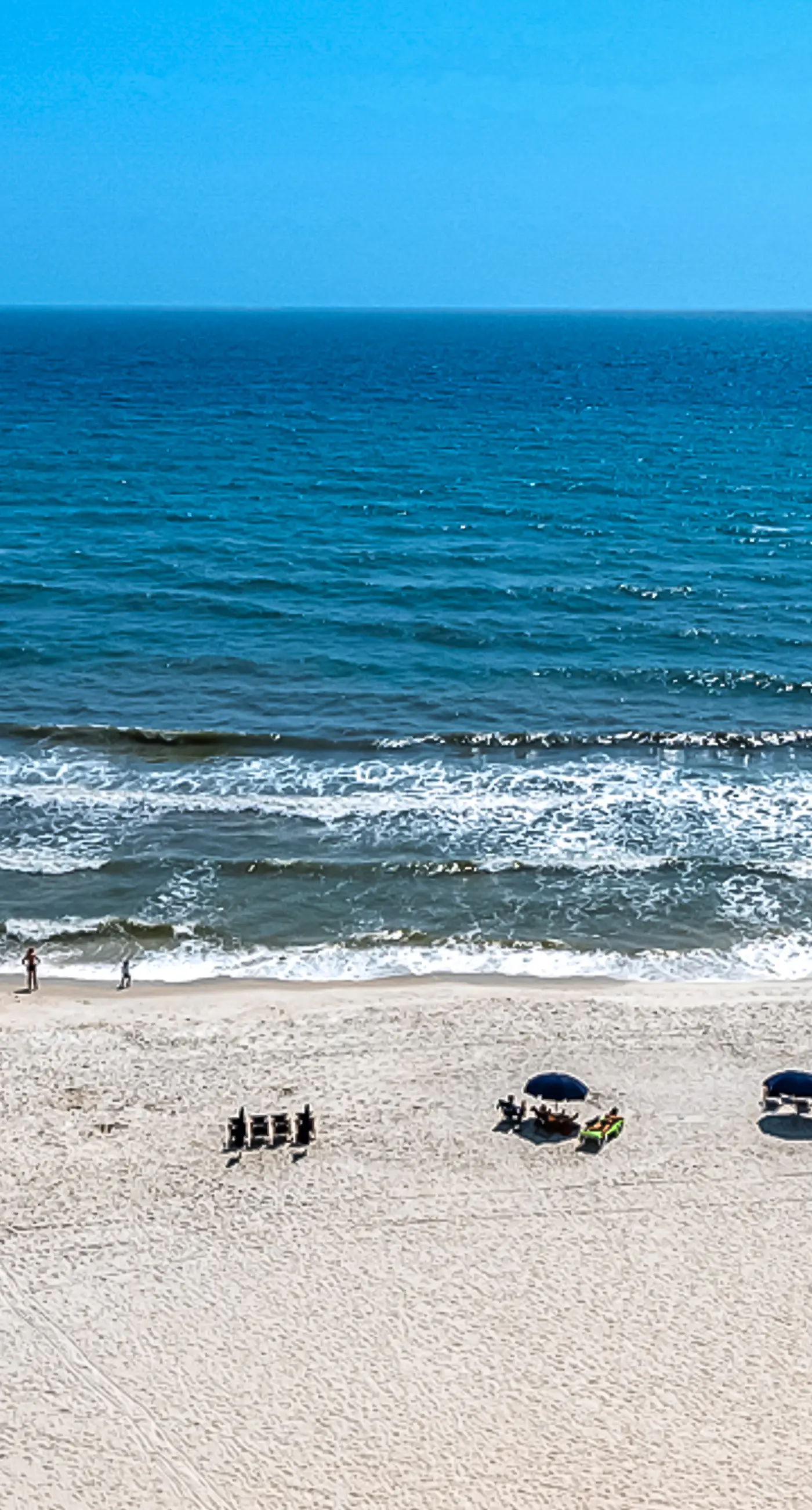 Penthouse condo with gorgeous views, fast WiFi, pools & gym