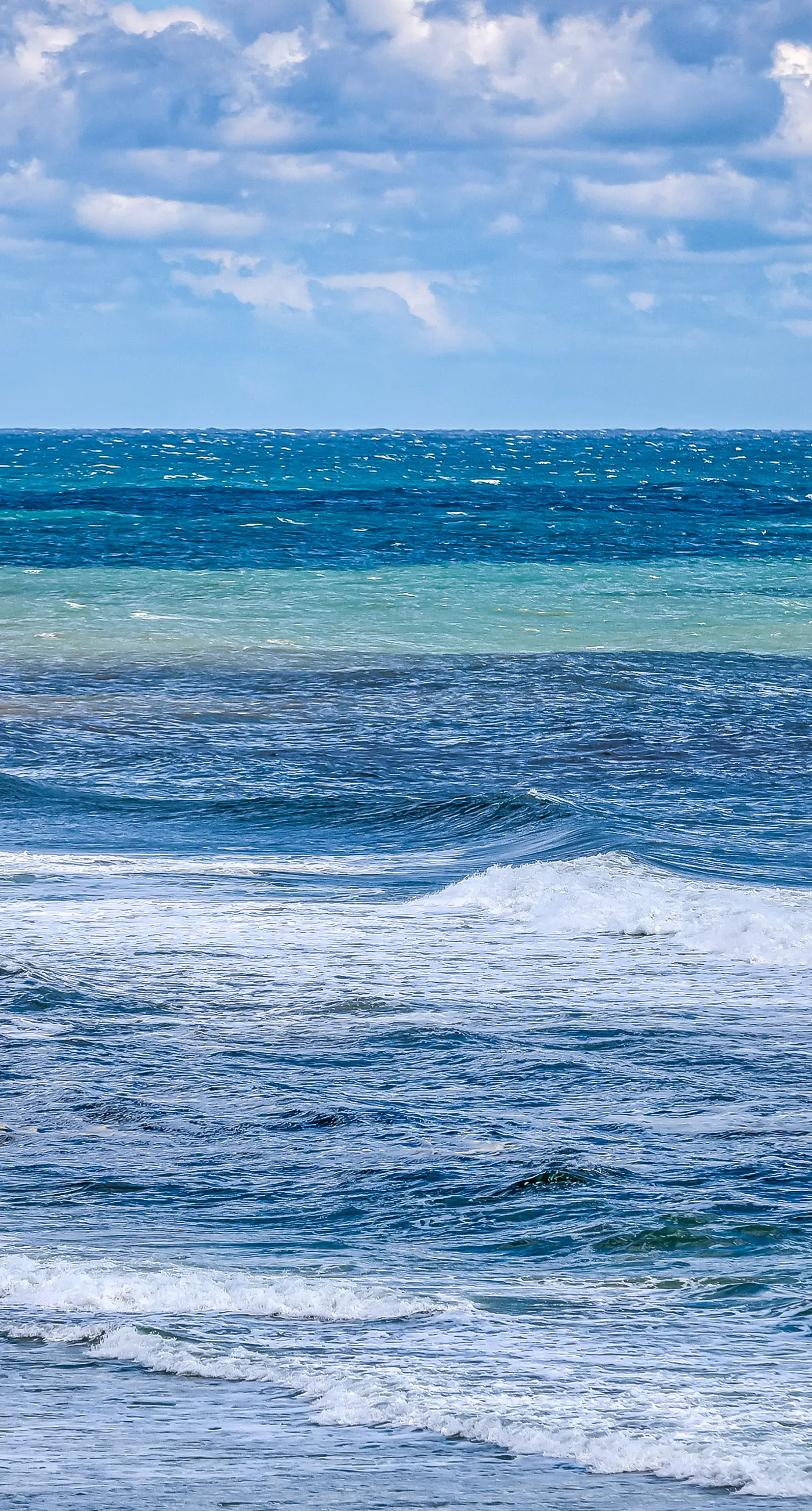 Penthouse condo with gorgeous views, fast WiFi, pools & gym