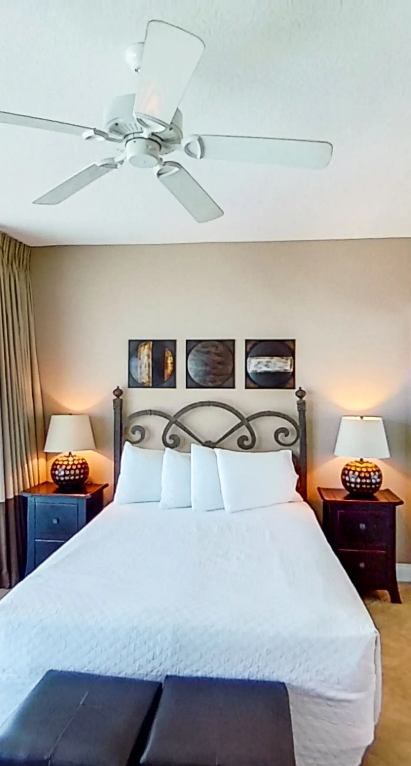 Stunning corner-condo with panoramic views, wraparound deck & beach access