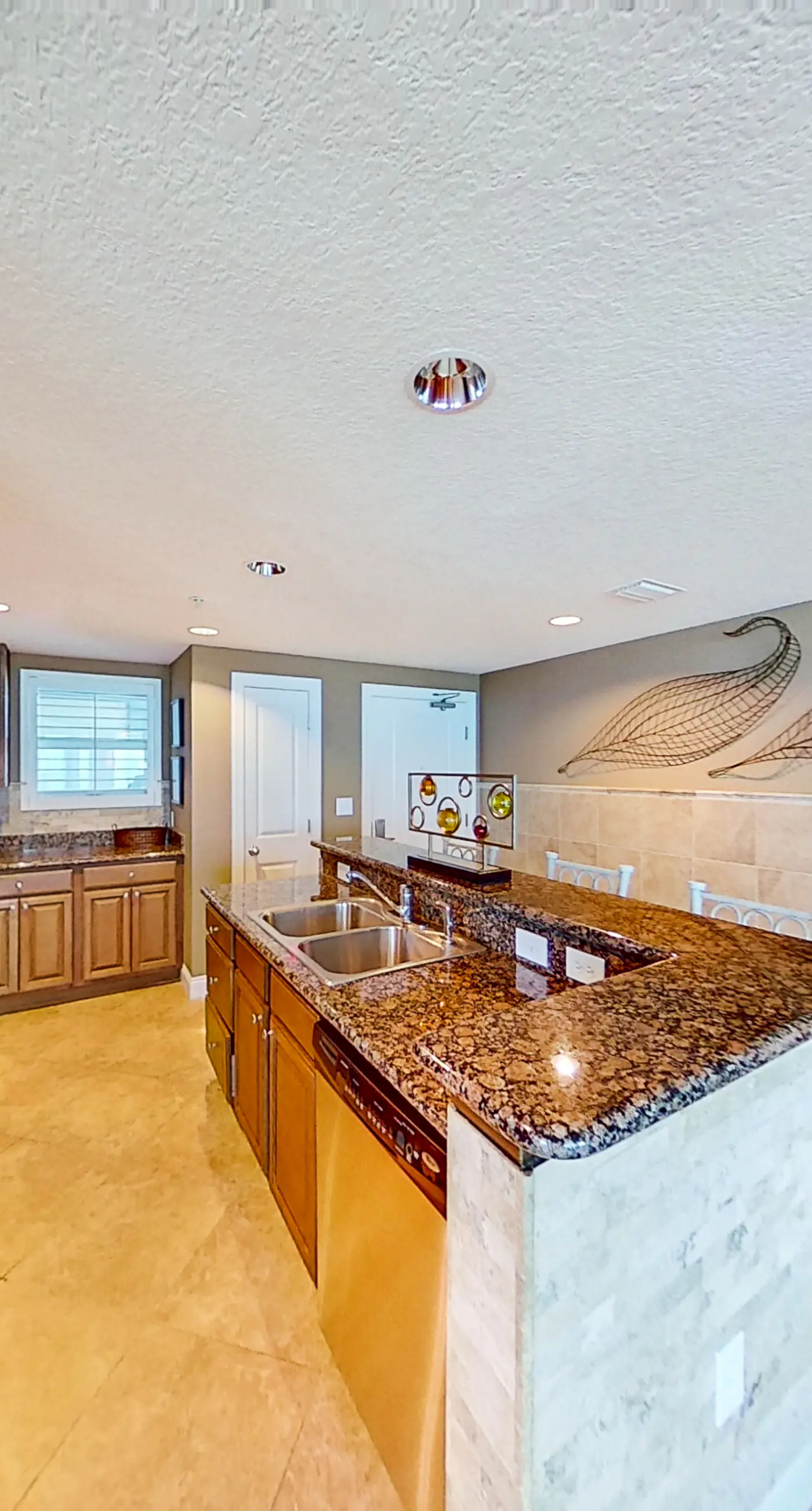 Stunning corner-condo with panoramic views, wraparound deck & beach access