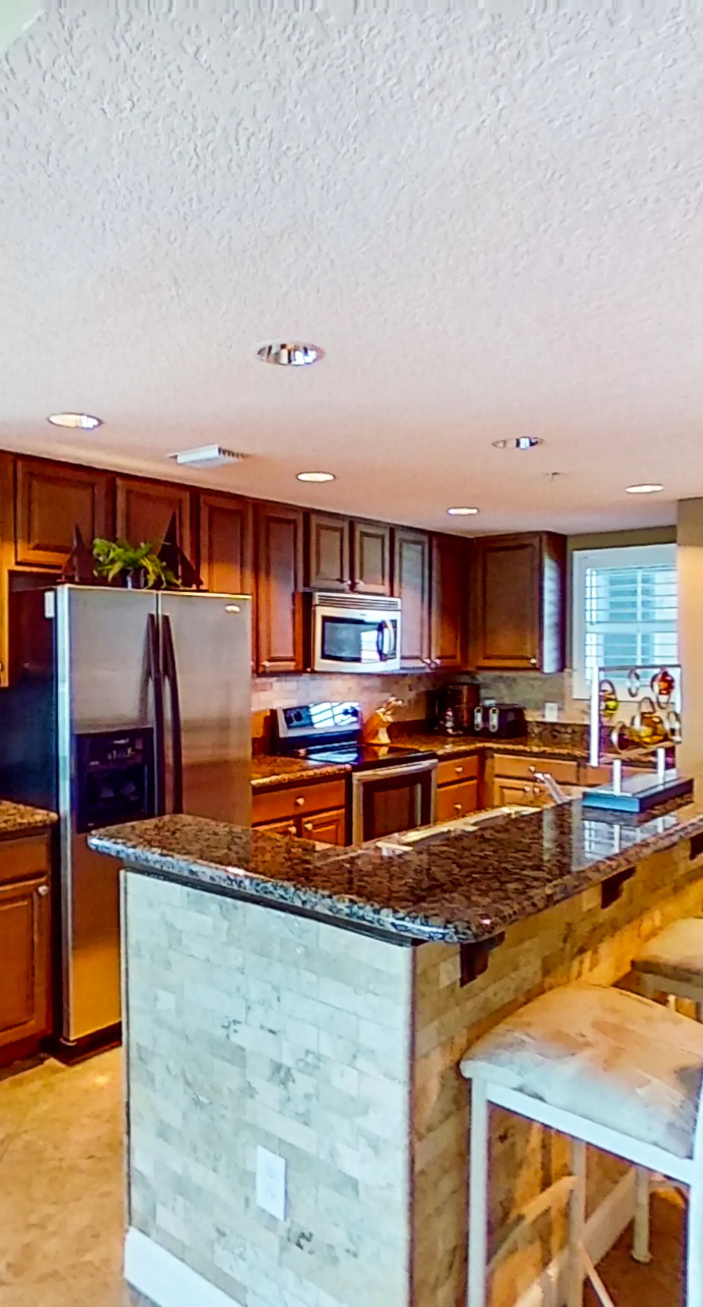 Stunning corner-condo with panoramic views, wraparound deck & beach access