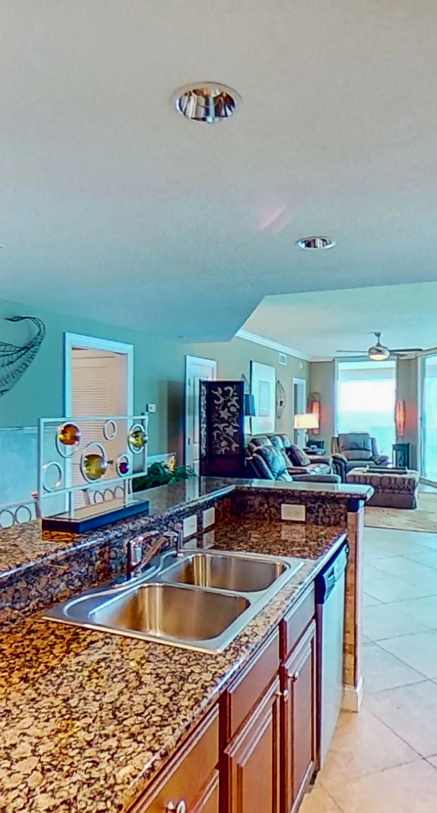 Stunning corner-condo with panoramic views, wraparound deck & beach access