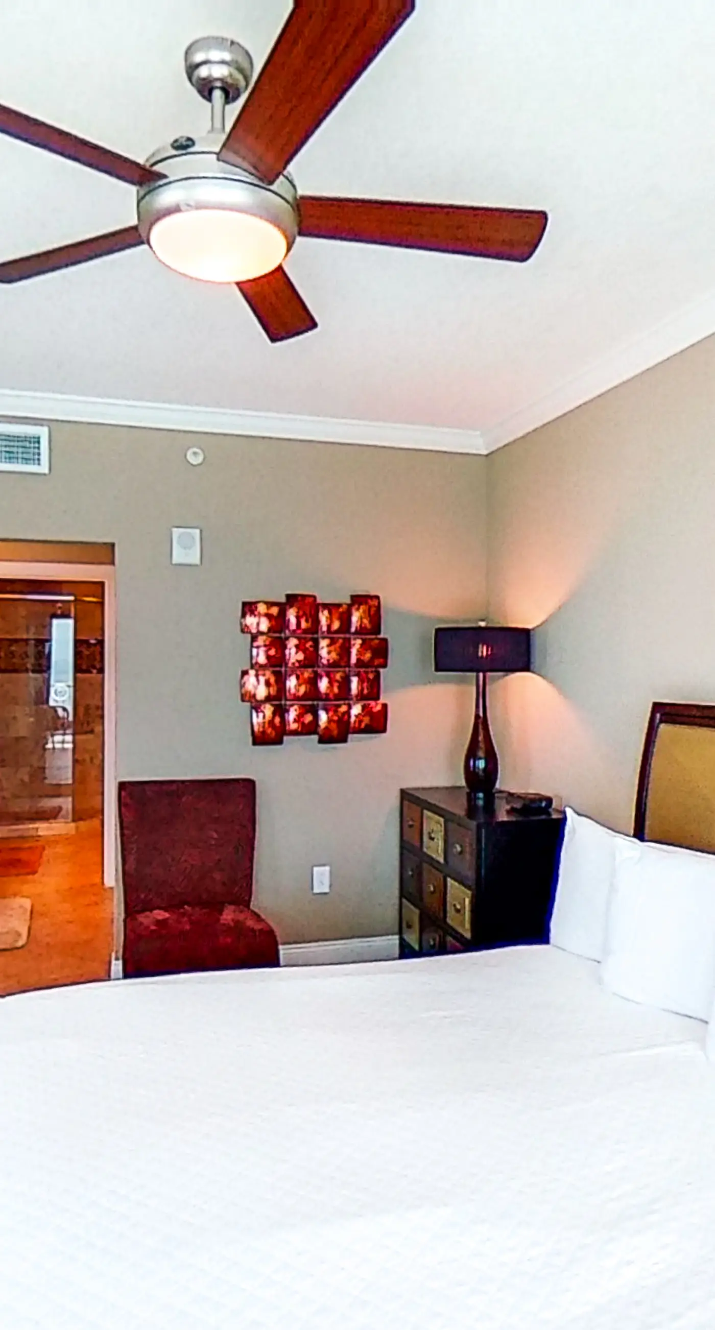 Stunning corner-condo with panoramic views, wraparound deck & beach access