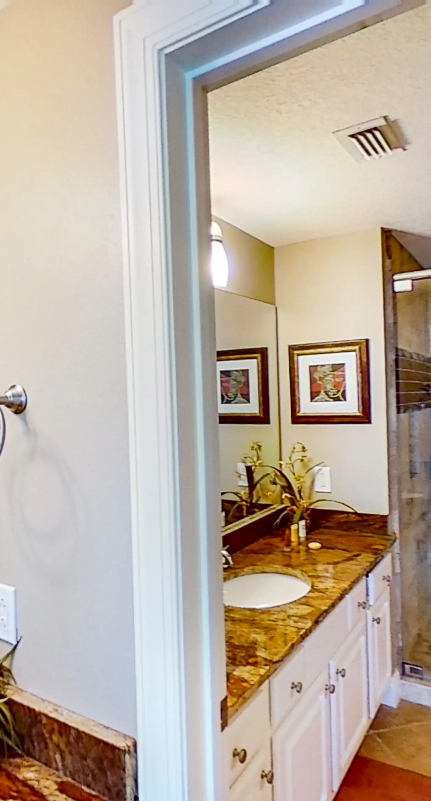 Stunning corner-condo with panoramic views, wraparound deck & beach access