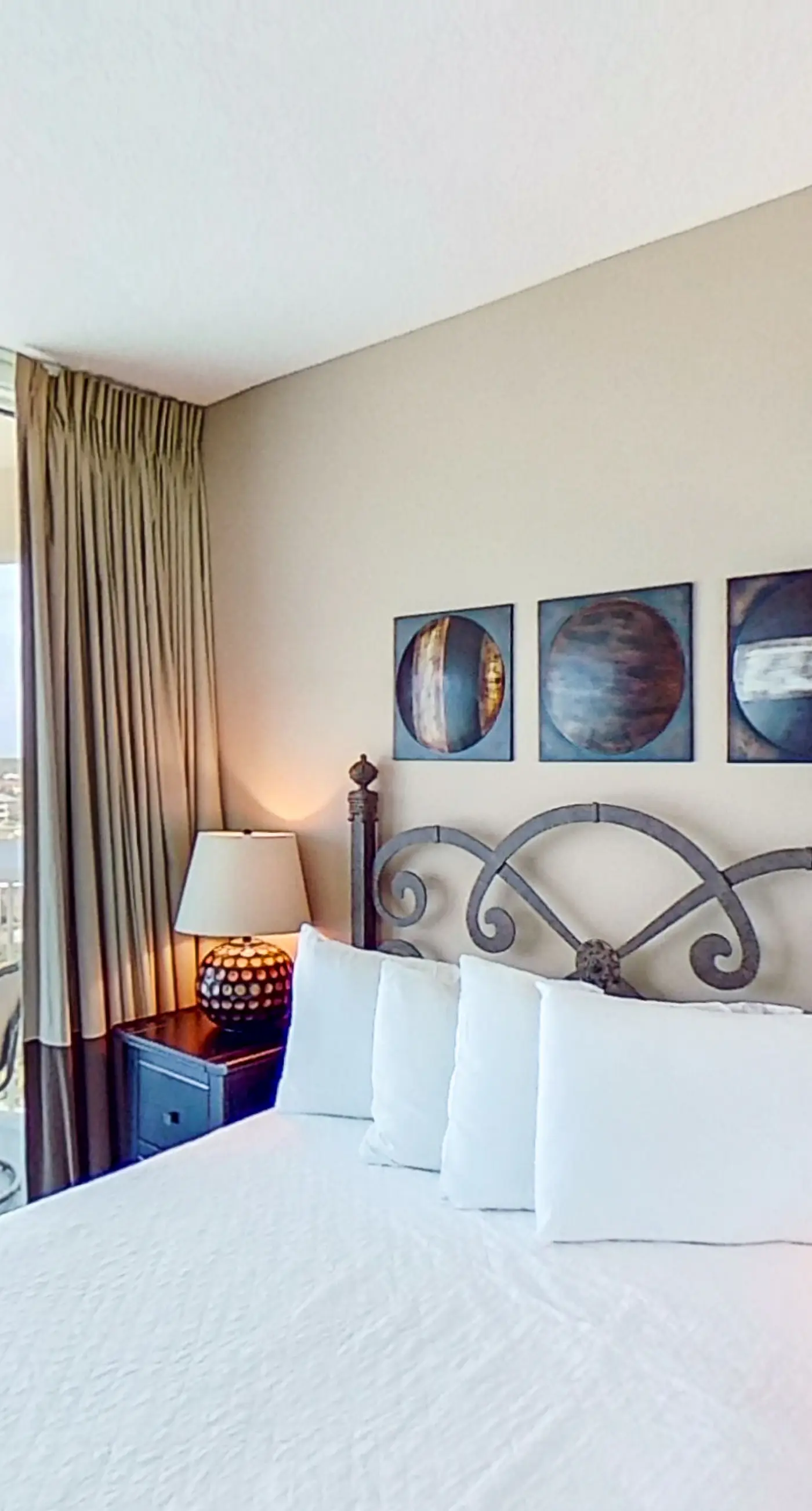 Stunning corner-condo with panoramic views, wraparound deck & beach access