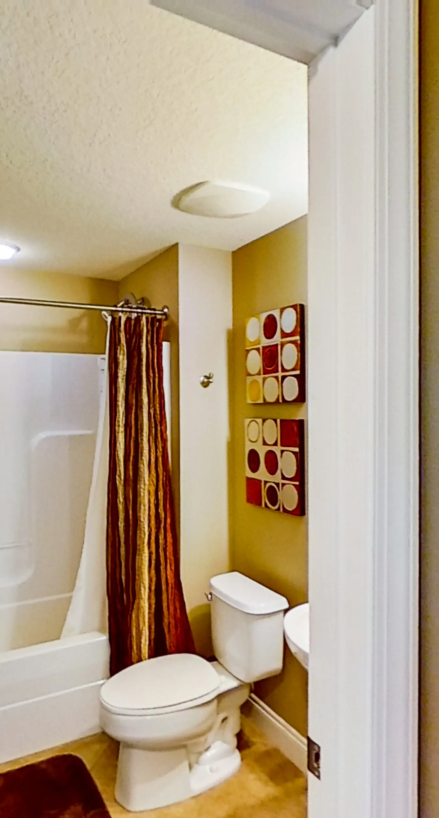 Stunning corner-condo with panoramic views, wraparound deck & beach access