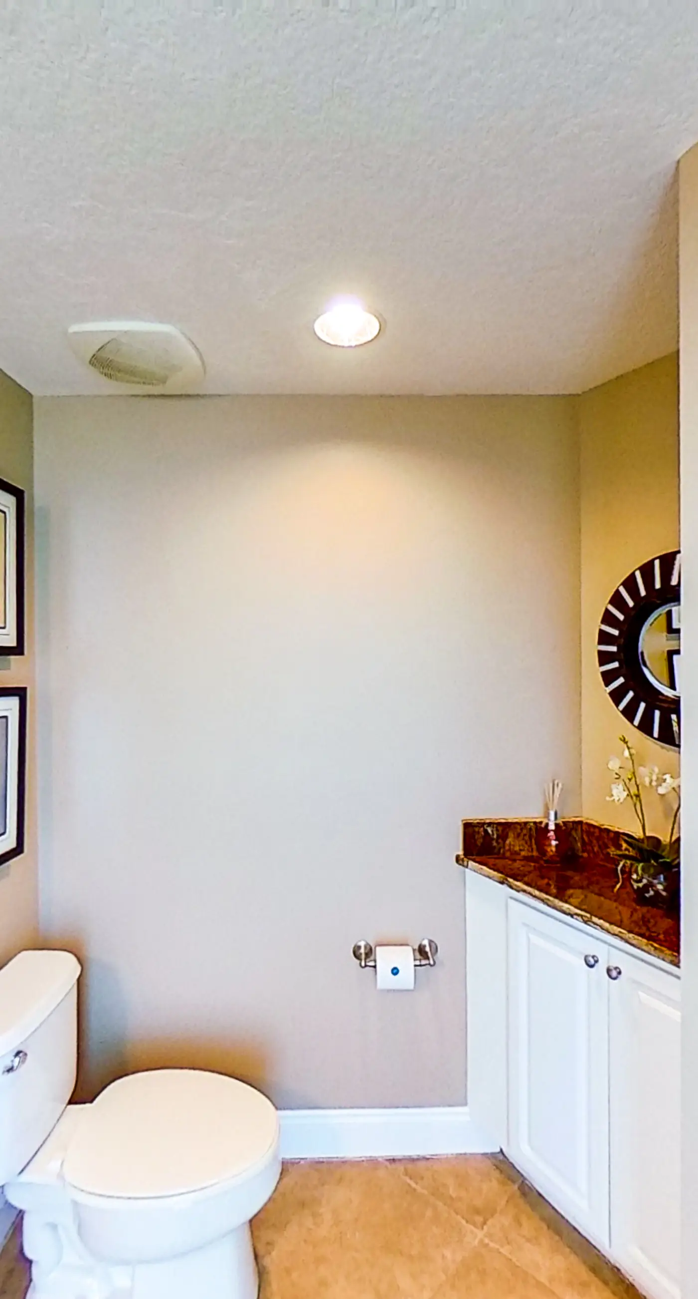 Stunning corner-condo with panoramic views, wraparound deck & beach access