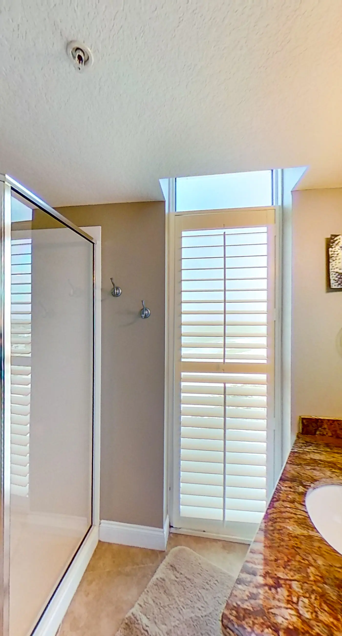 Stunning corner-condo with panoramic views, wraparound deck & beach access