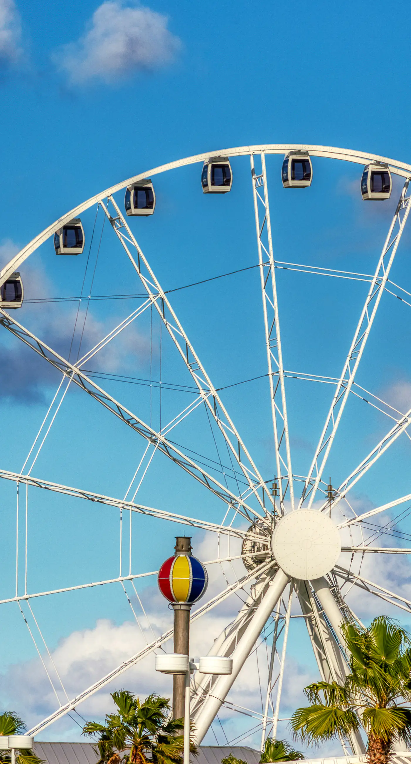 Stunning corner-condo with panoramic views, wraparound deck & beach access