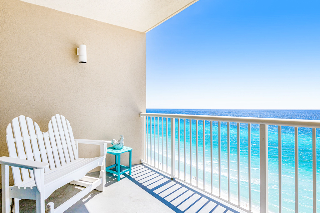 Beachfront condo with balcony view & pool - snowbird-friendly