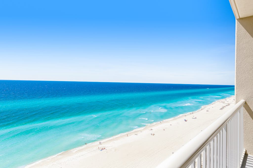 Beachfront condo with balcony view & pool - snowbird-friendly