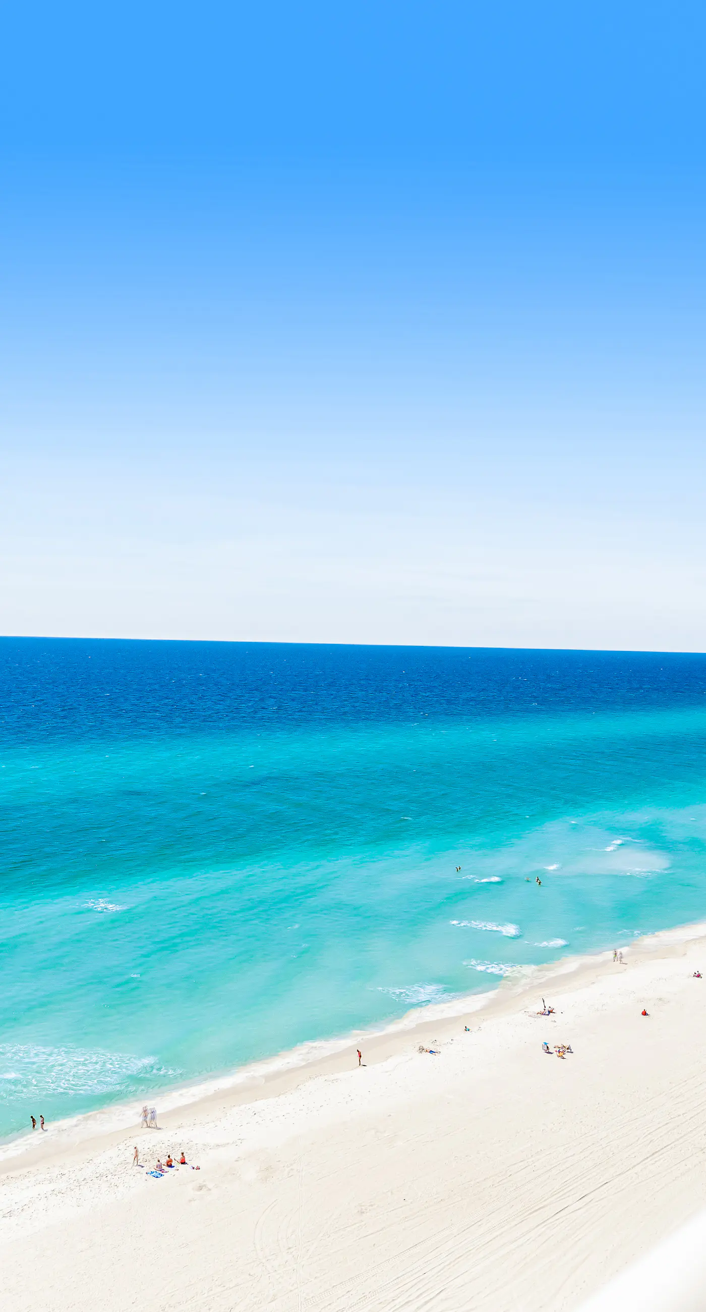 Beachfront condo with balcony view & pool - snowbird-friendly