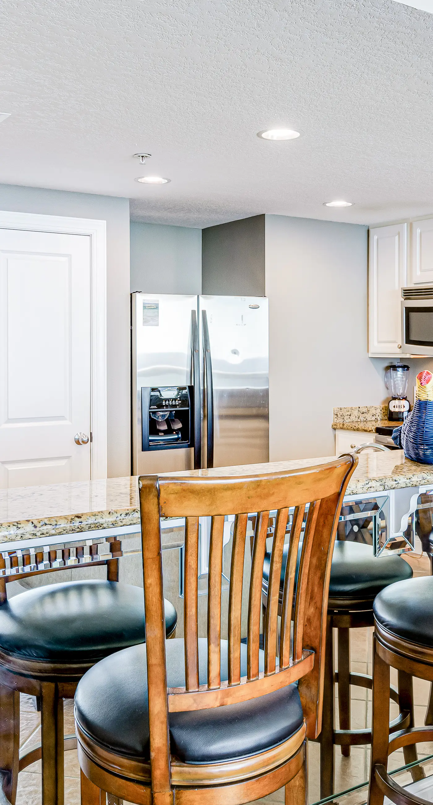 Beachfront condo with balcony view & pool - snowbird-friendly