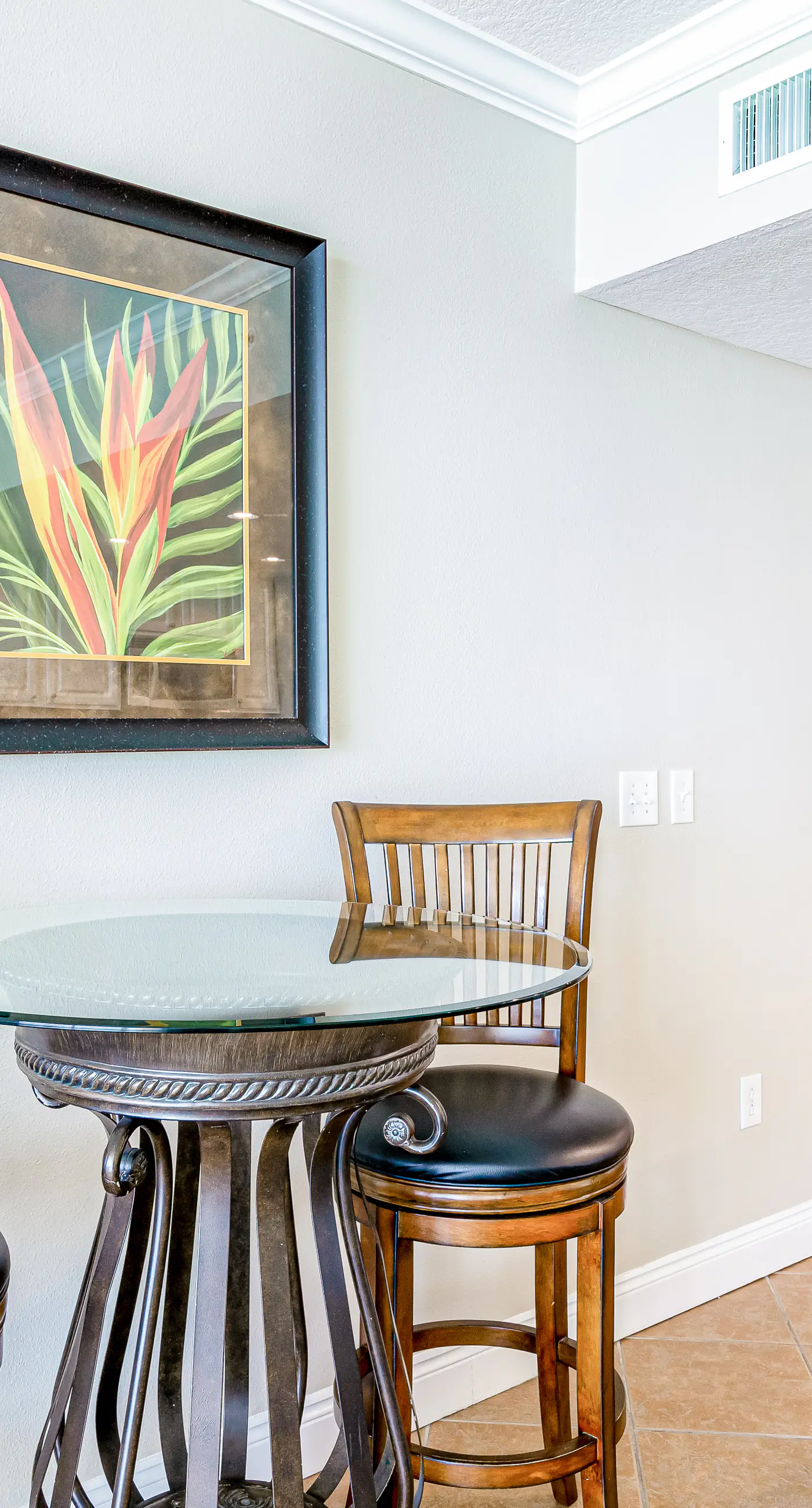 Beachfront condo with balcony view & pool - snowbird-friendly