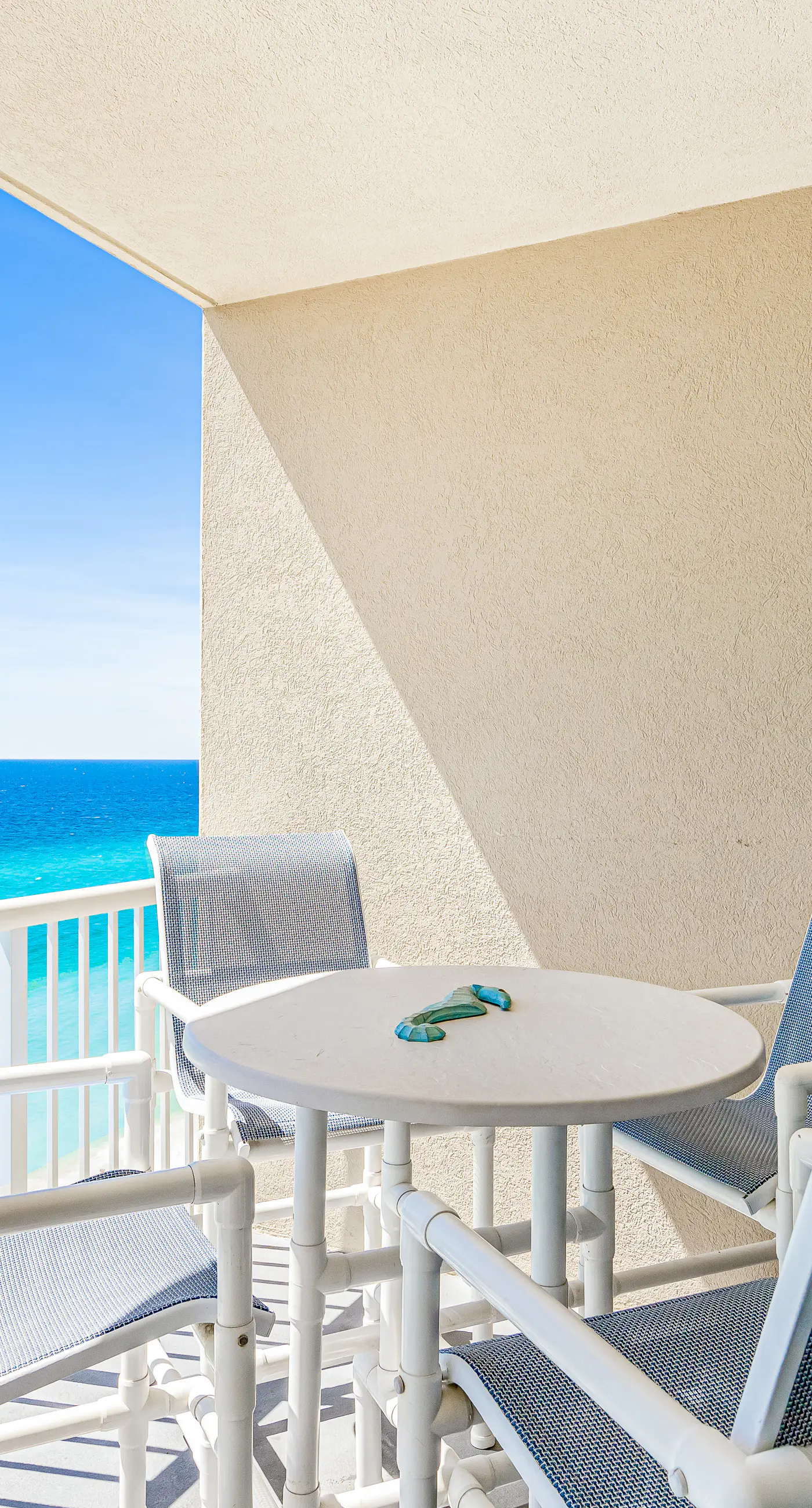 Beachfront condo with balcony view & pool - snowbird-friendly