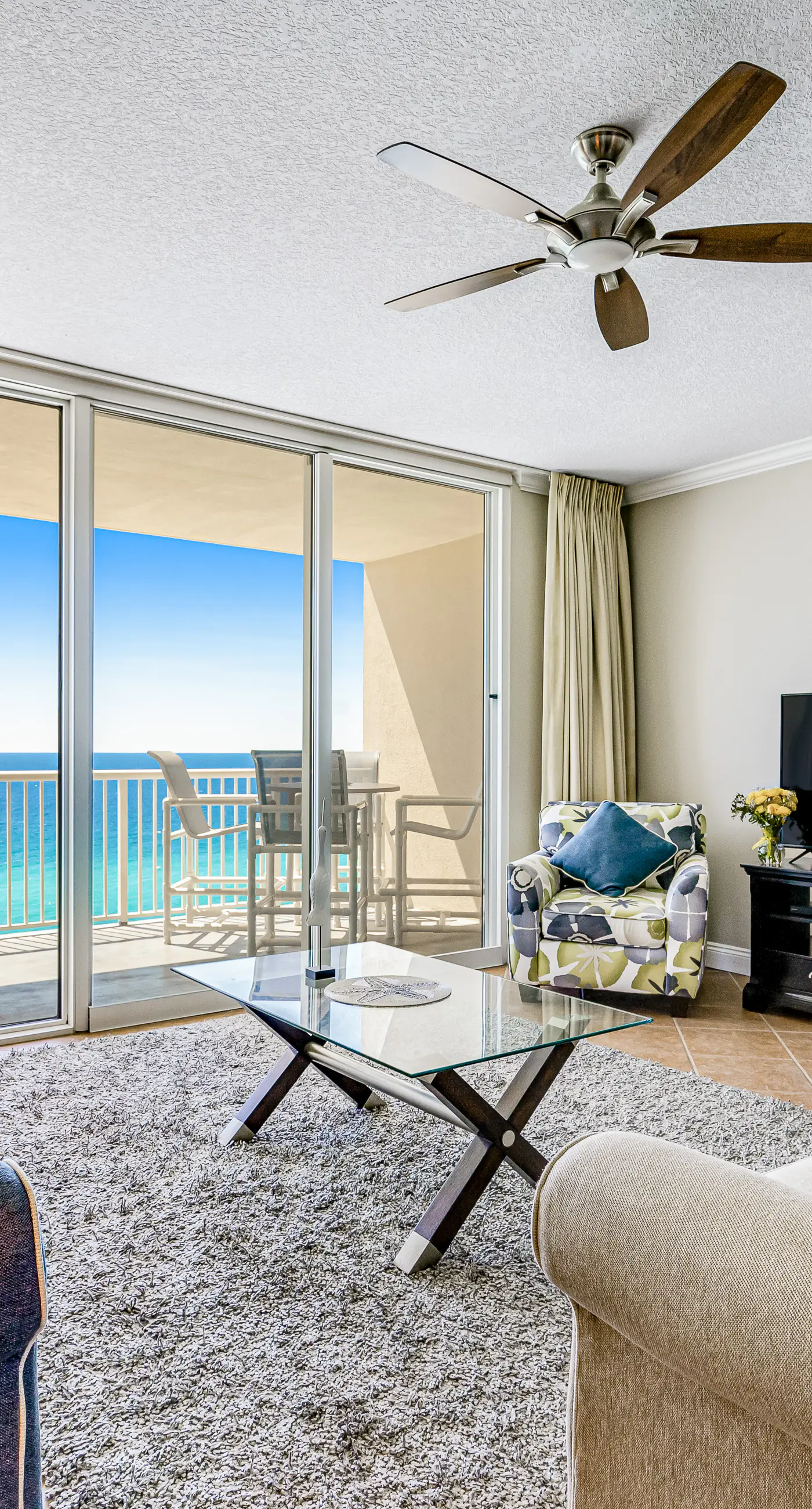 Beachfront condo with balcony view & pool - snowbird-friendly