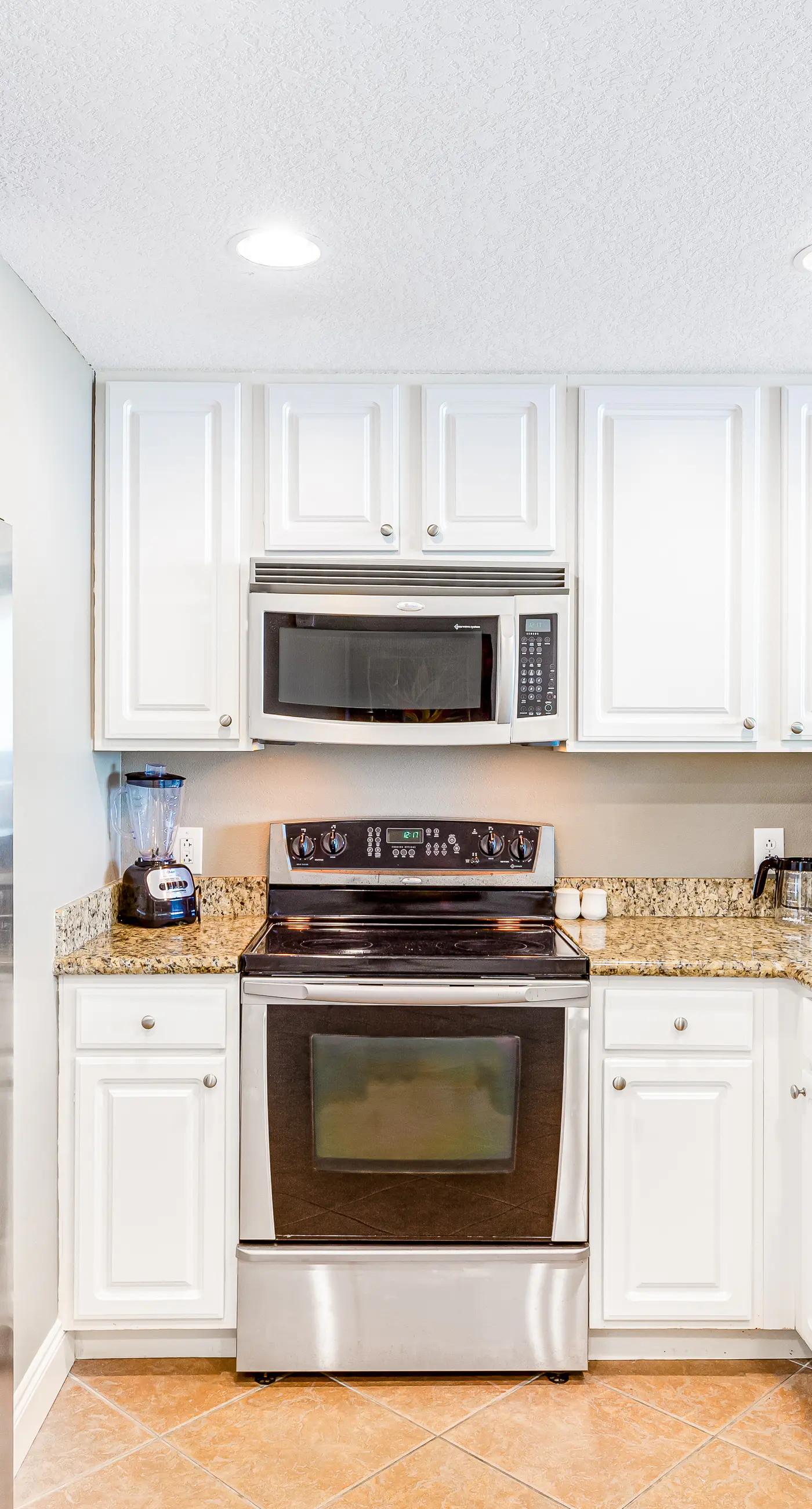 Beachfront condo with balcony view & pool - snowbird-friendly