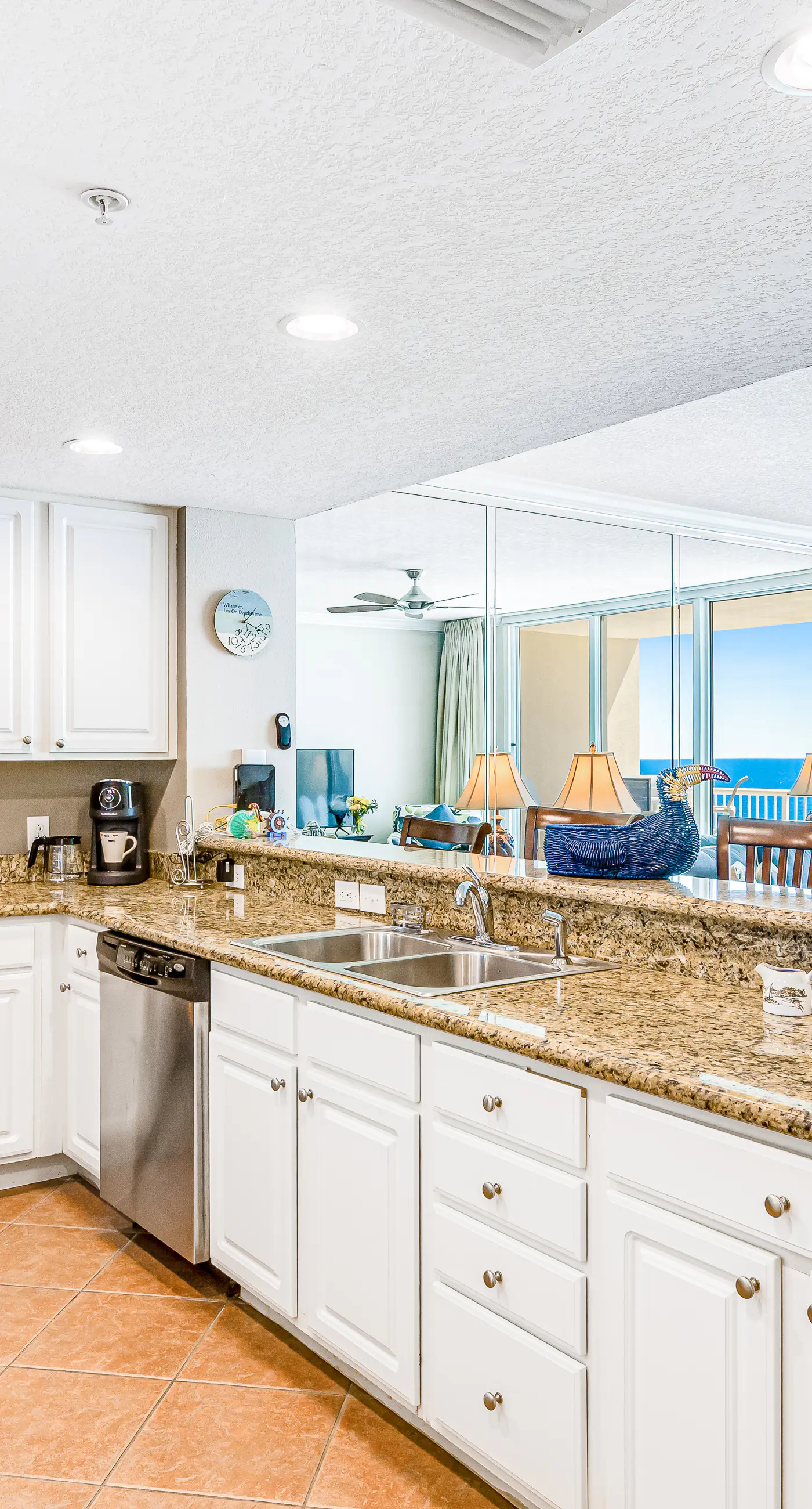 Beachfront condo with balcony view & pool - snowbird-friendly
