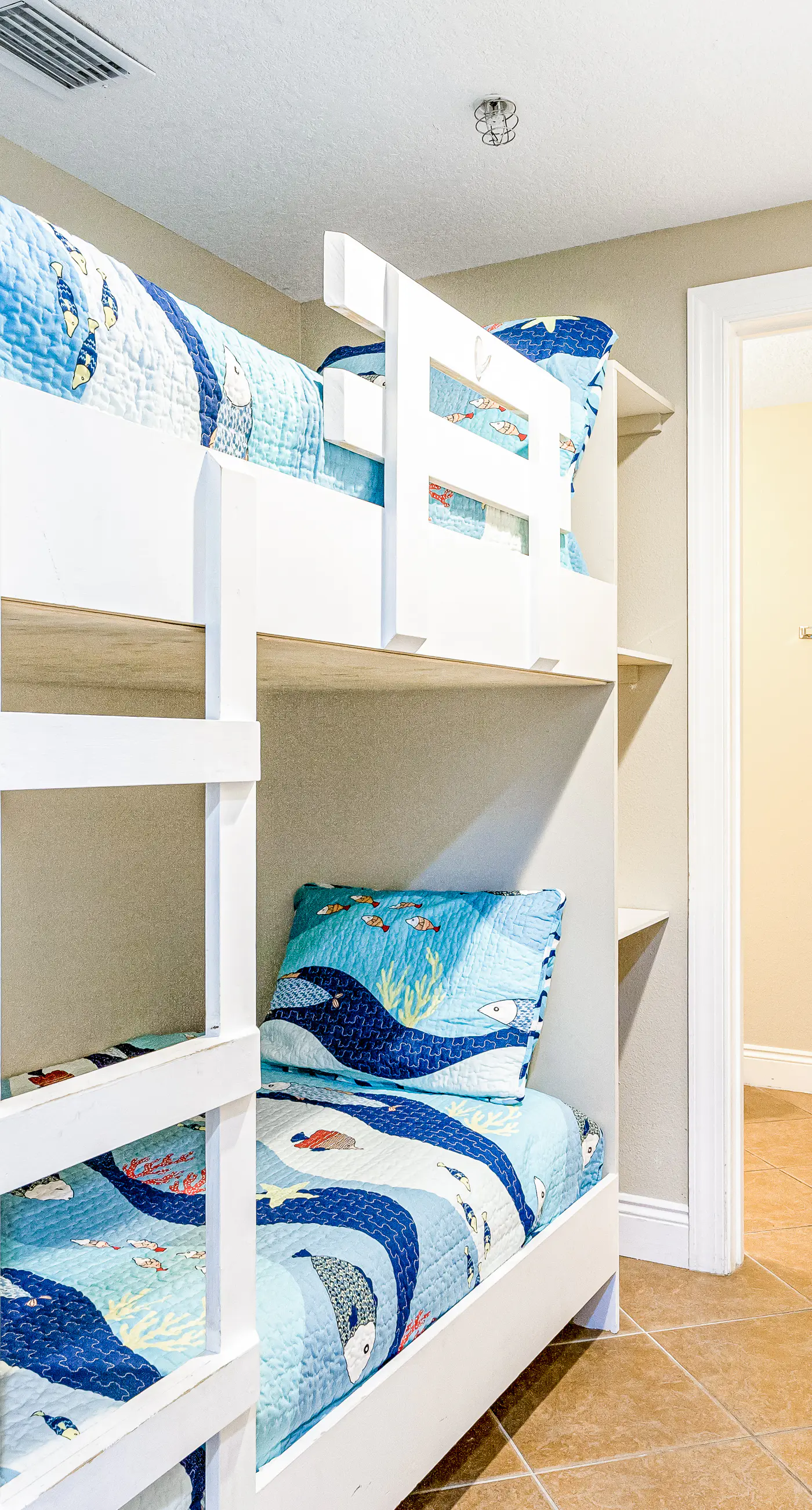 Beachfront condo with balcony view & pool - snowbird-friendly