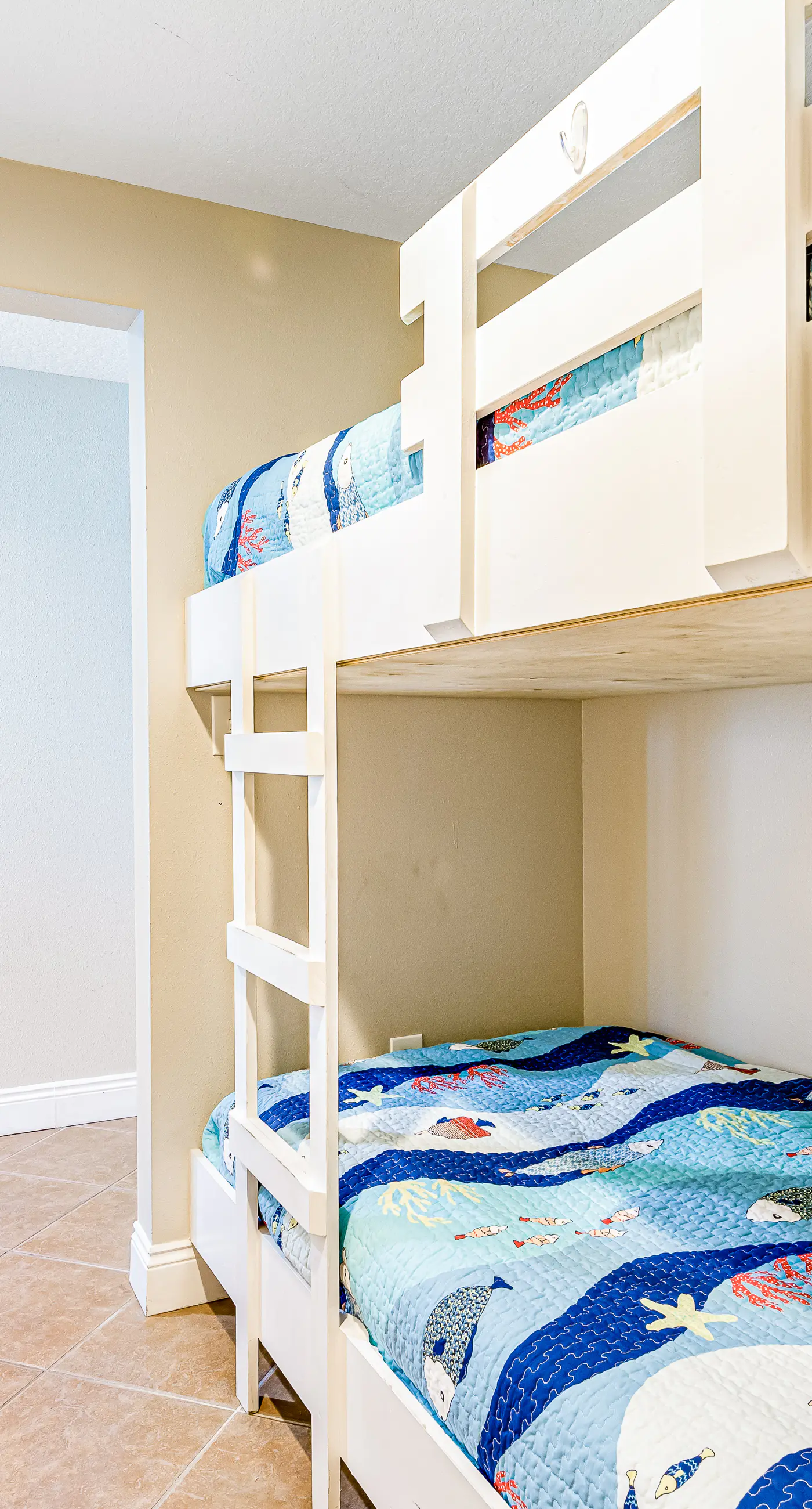 Beachfront condo with balcony view & pool - snowbird-friendly