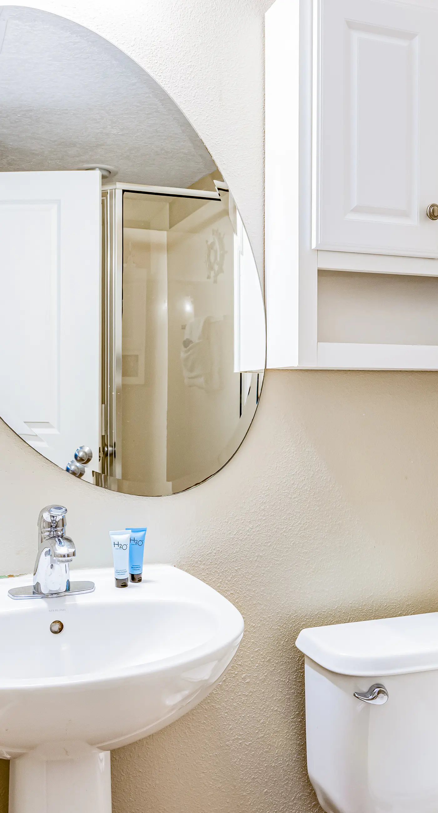 Beachfront condo with balcony view & pool - snowbird-friendly