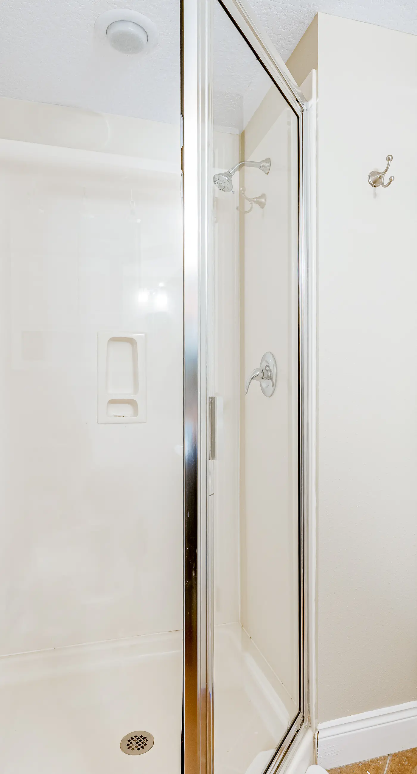 Beachfront condo with balcony view & pool - snowbird-friendly