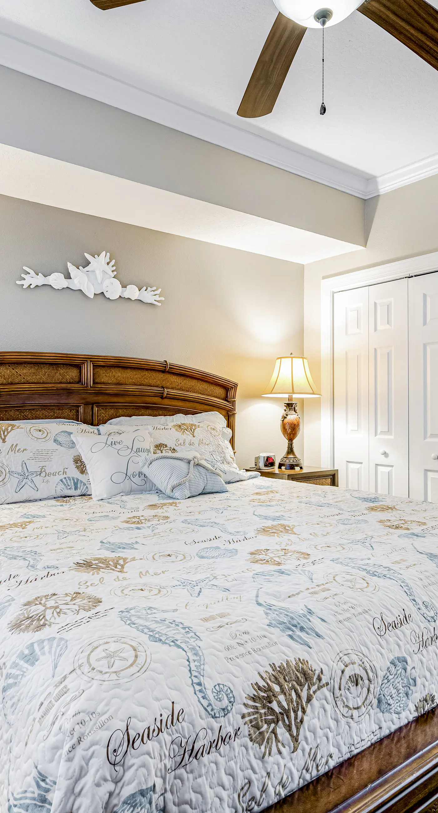 Beachfront condo with balcony view & pool - snowbird-friendly