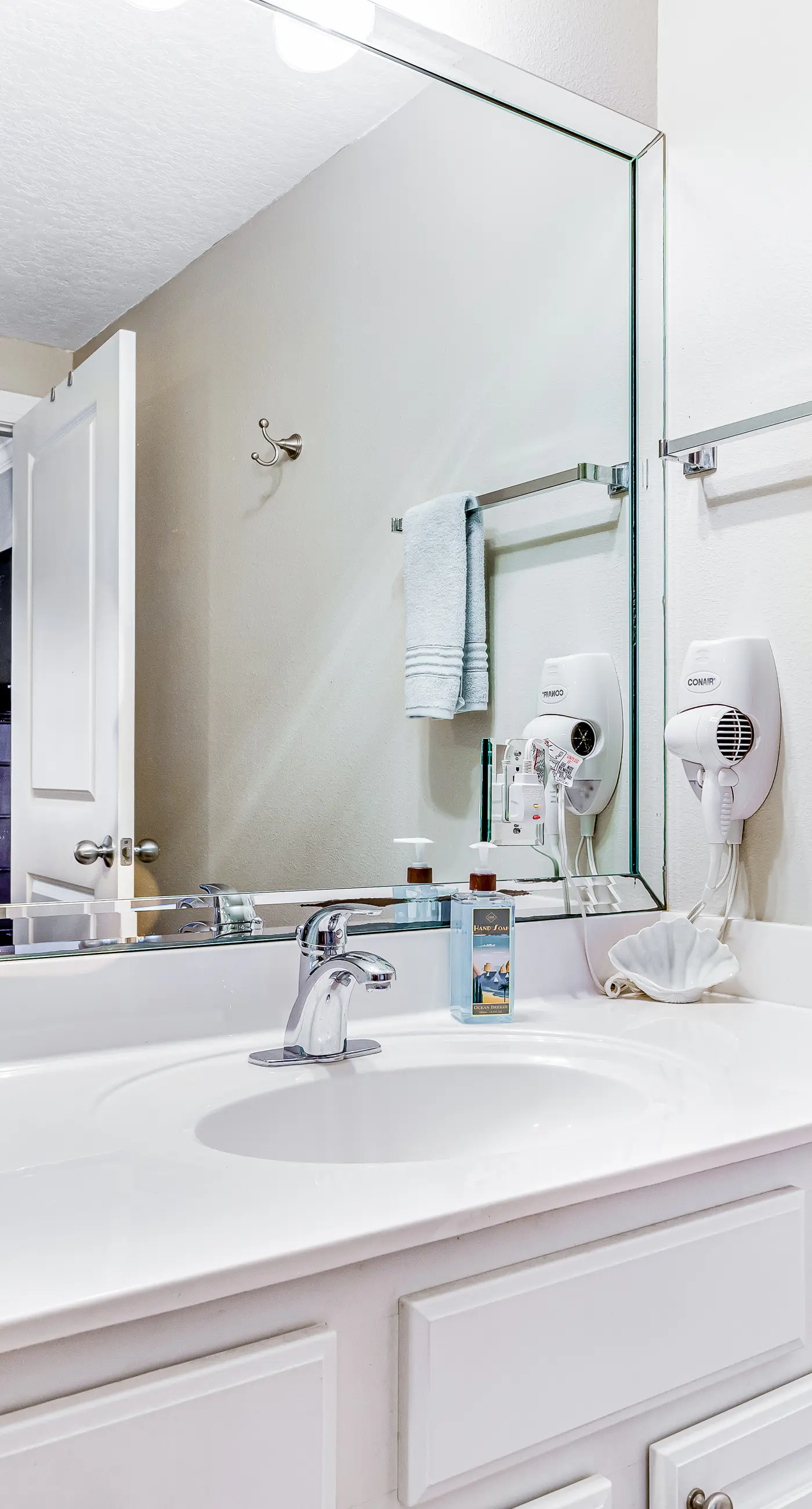 Beachfront condo with balcony view & pool - snowbird-friendly