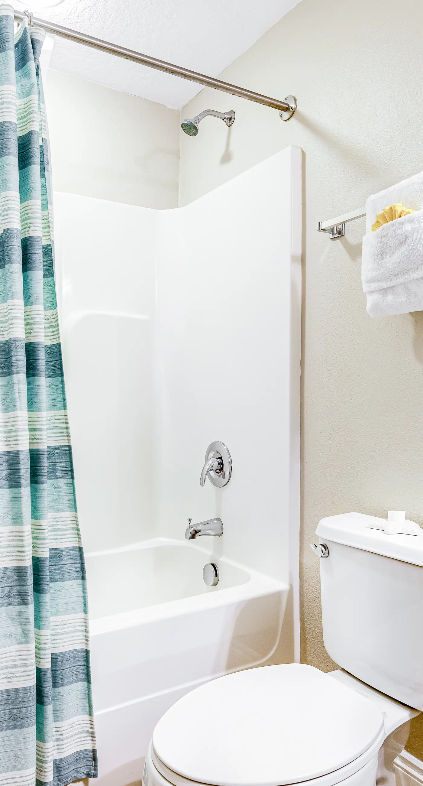 Beachfront condo with balcony view & pool - snowbird-friendly