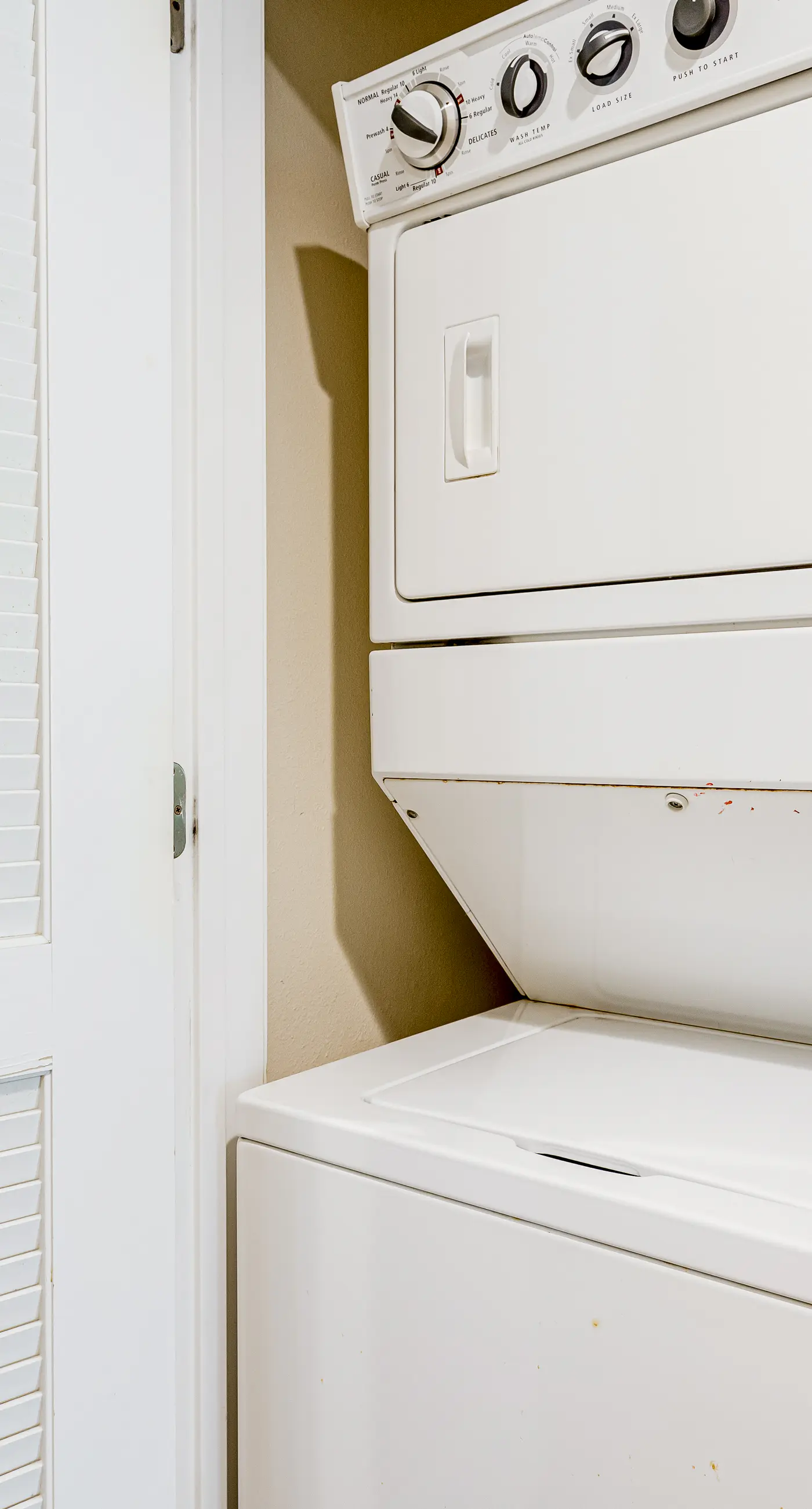 Beachfront condo with balcony view & pool - snowbird-friendly