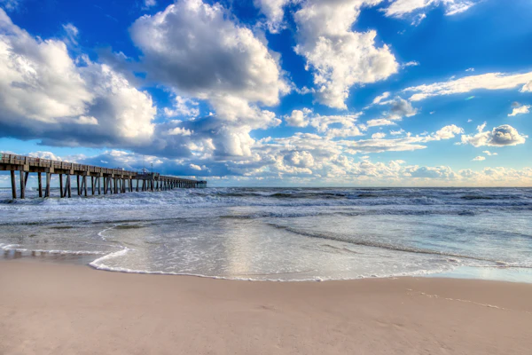 Beachfront condo with balcony view & pool - snowbird-friendly